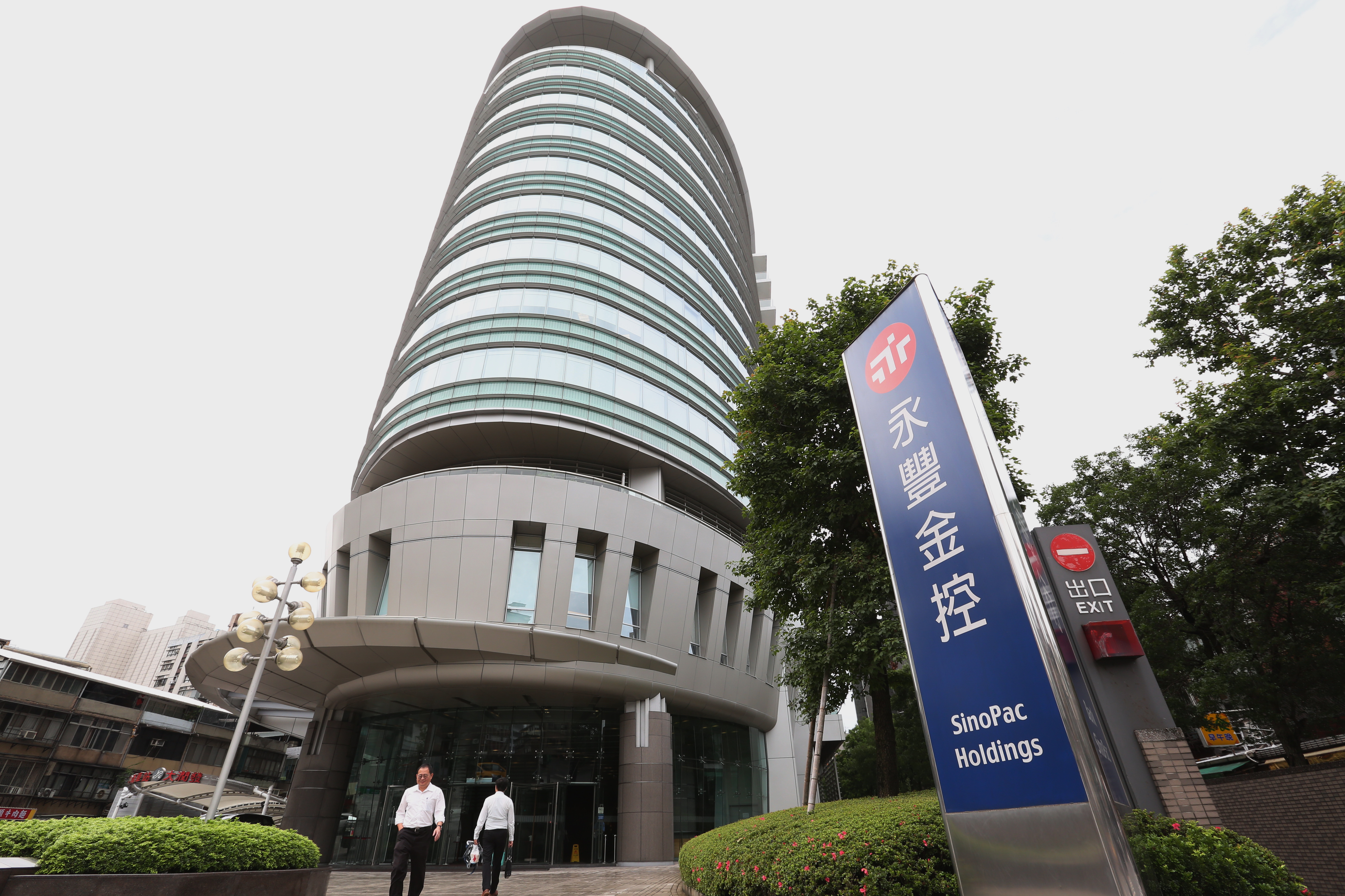 檢調偵辦永豐金弊案，2搜索後，將副總陳佳興聲押禁見。