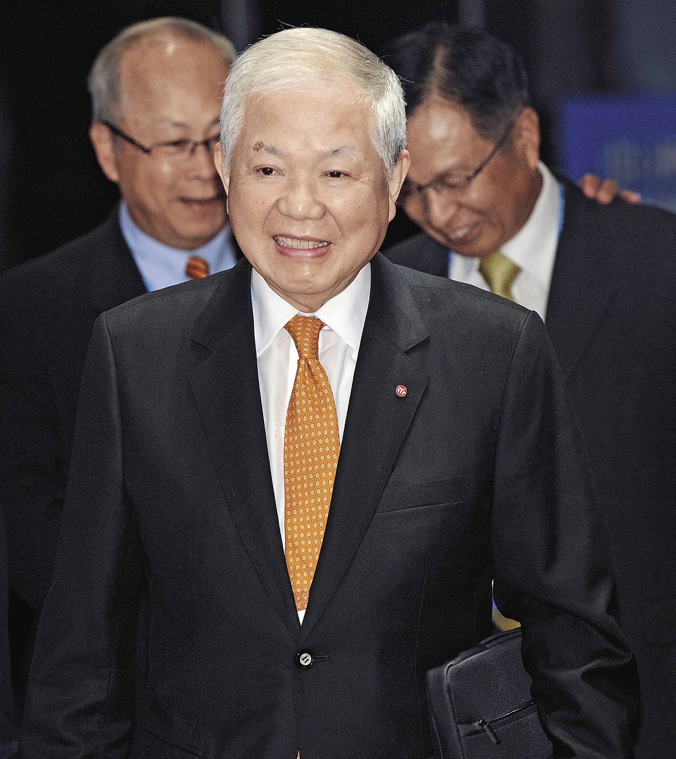 何壽川遭收押後，金管會解除其董事長職務。