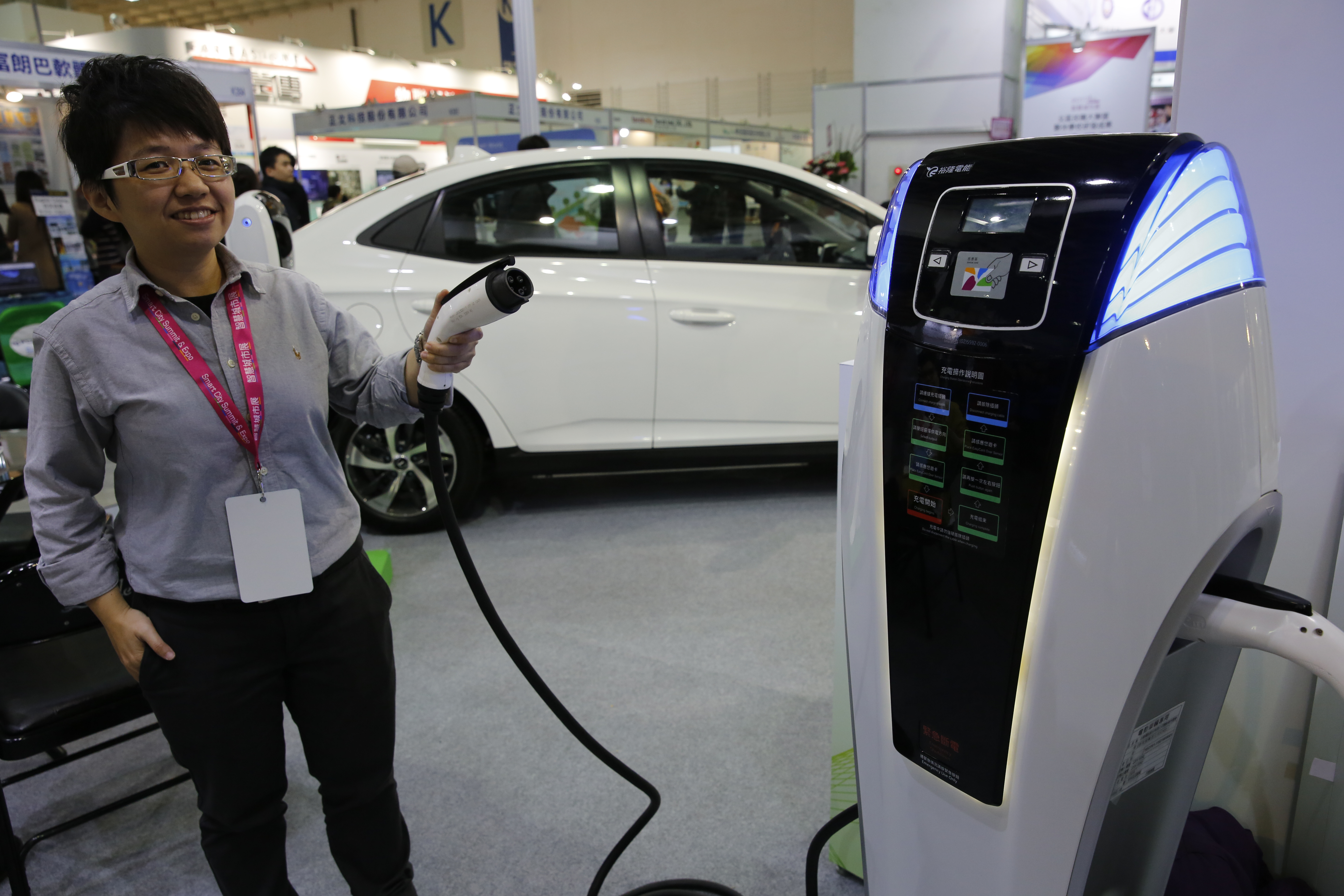 台南市民進黨立委林俊憲開記者會，指控裕隆領大筆政府補助，卻交不出電動車成績單，卻當場遭汽車專業媒體踢館。