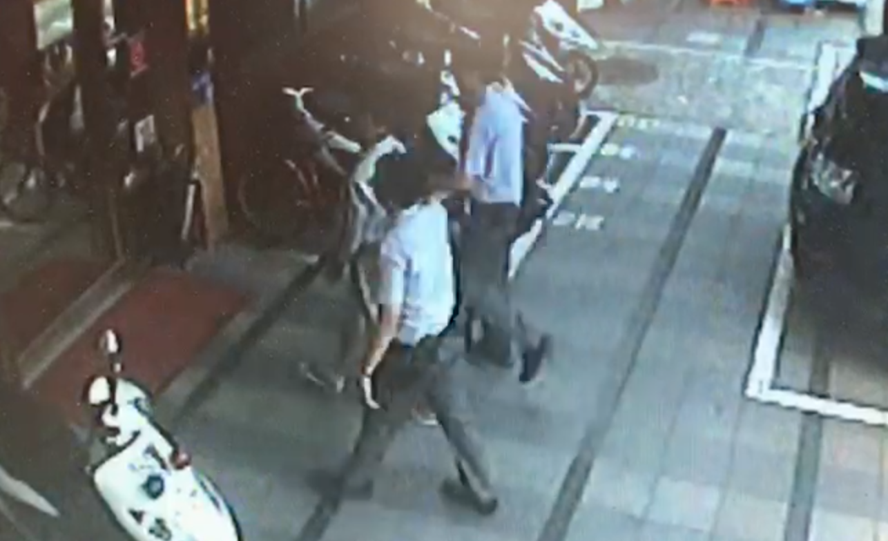 男子雖然頑強抵抗，但仍被員警帶回派出所偵訊。