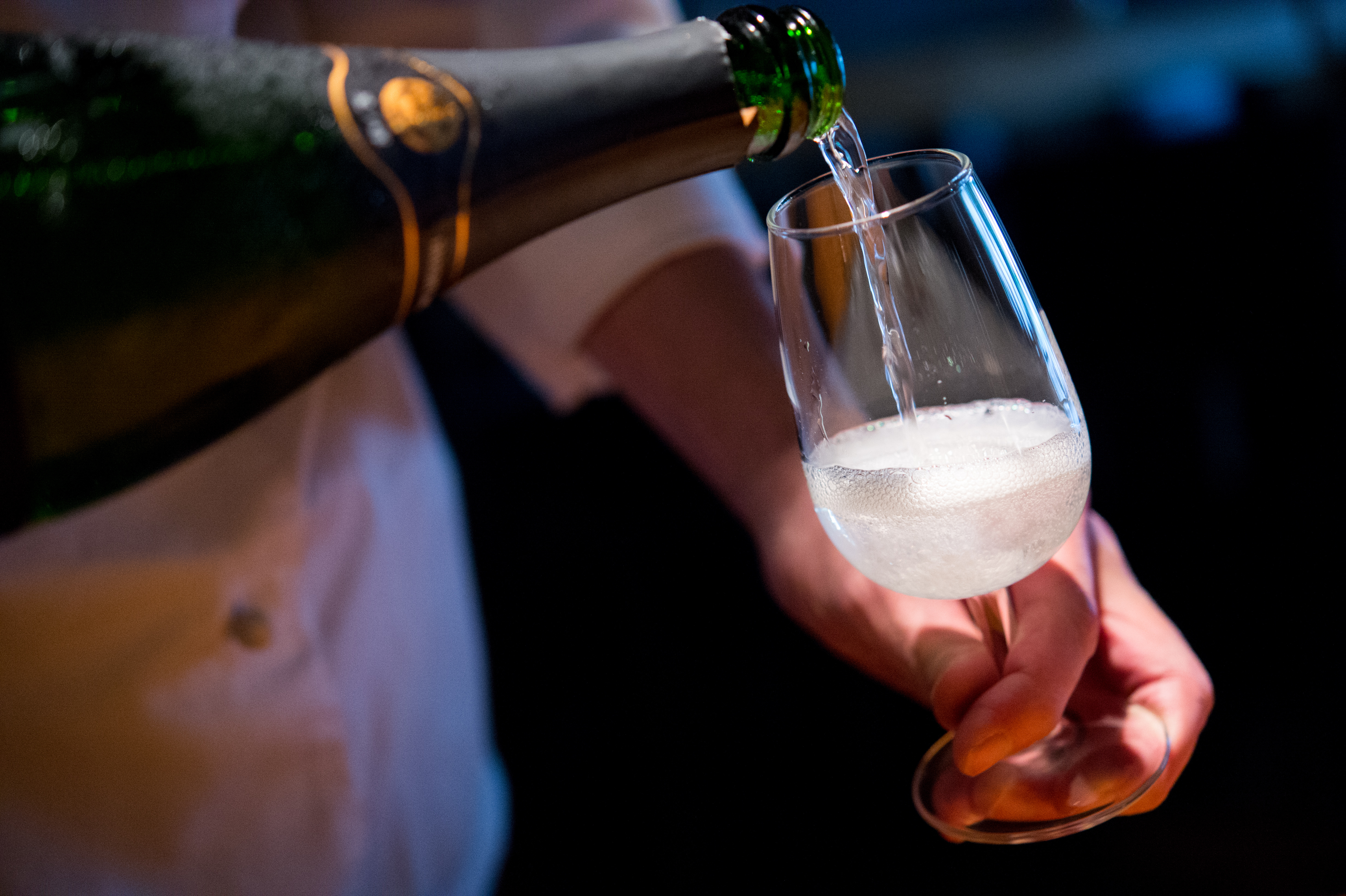 符合「awa酒」標準的新派濾渣氣泡日本酒，倒入香檳杯時，酒色清透，泡沫直上成縷，簡直是日本版香檳。