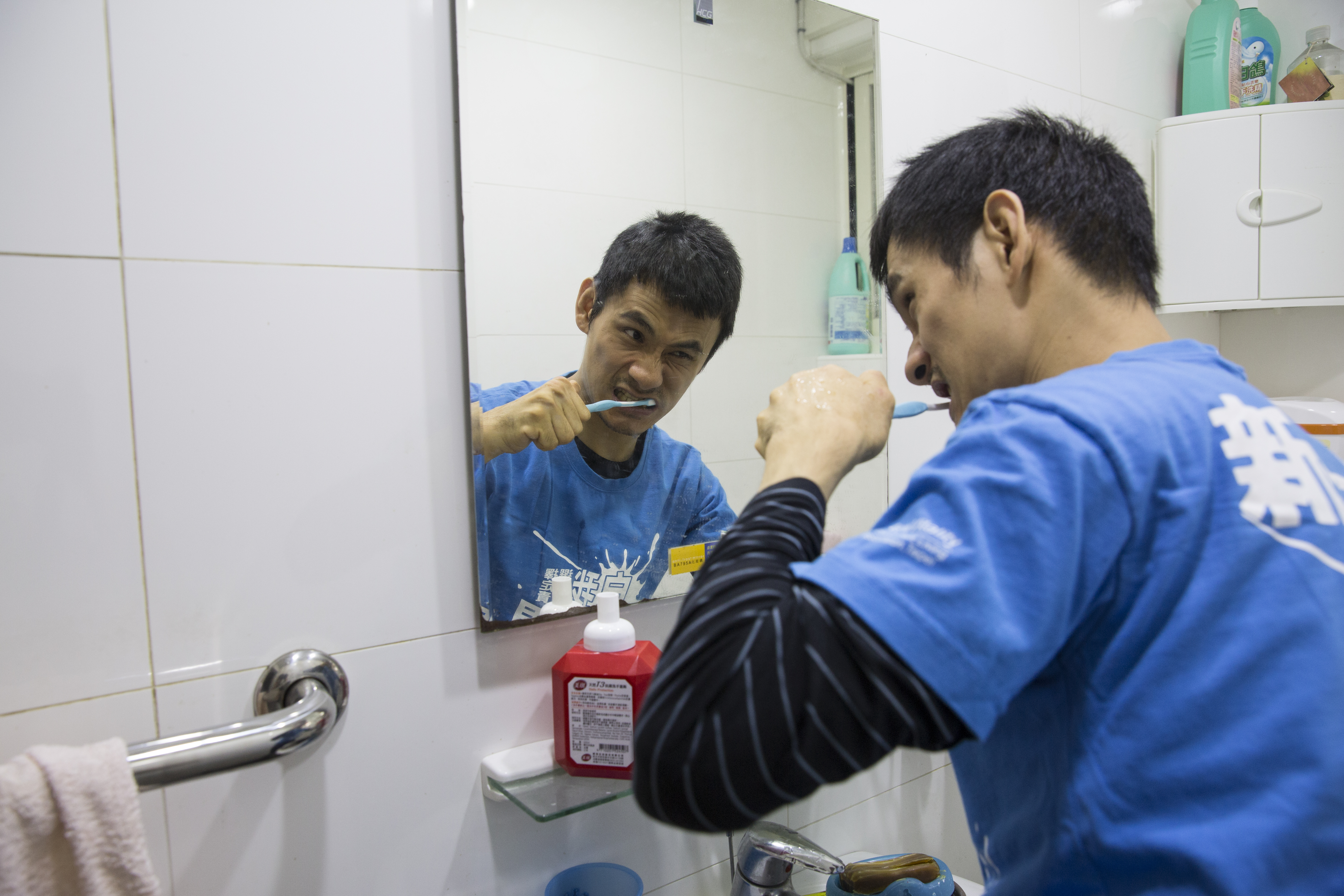 每日的潔牙與洗臉，孫嘉梁能夠自力完成，但洗澡仍需生活助理的協助。
