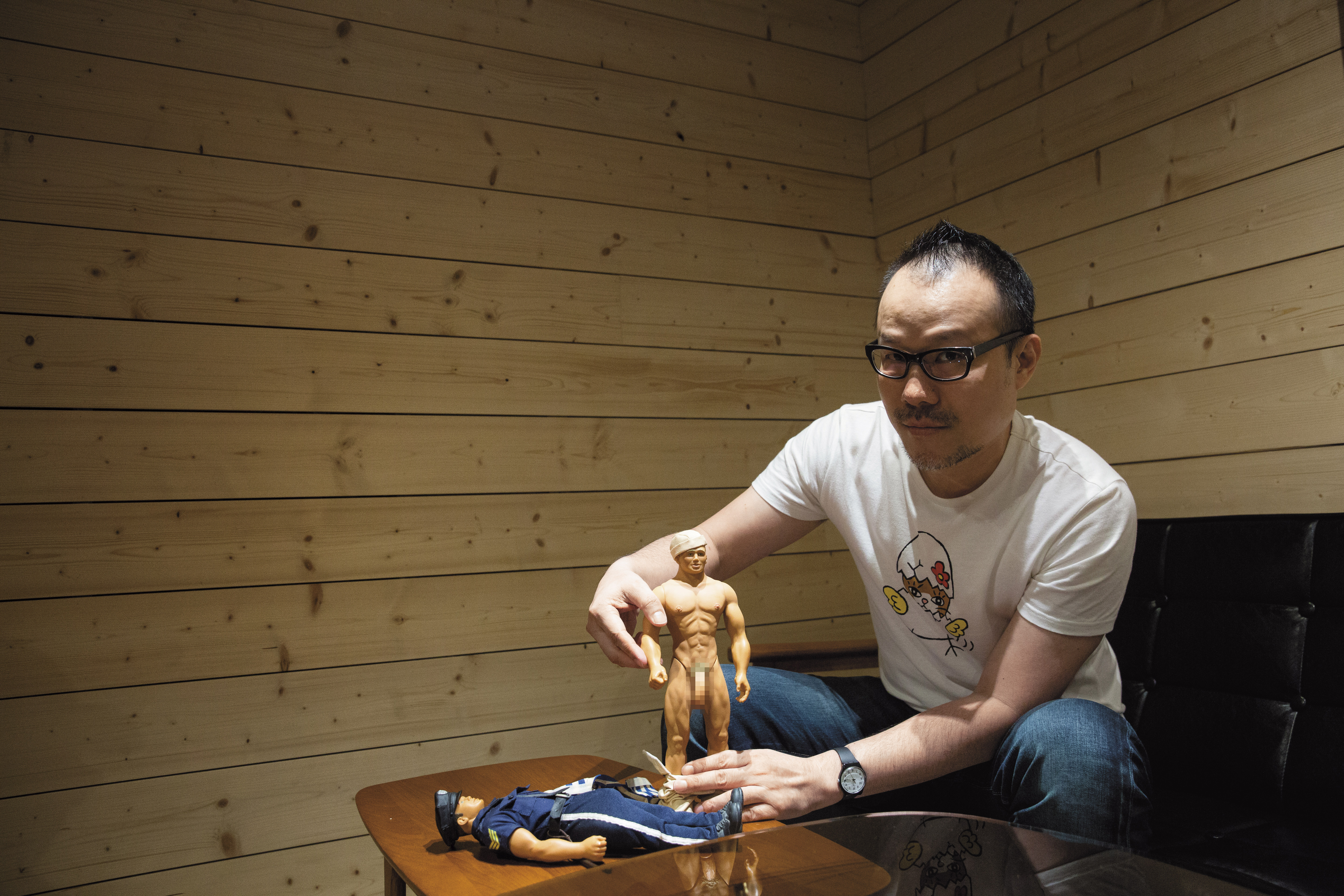 太陽臉喜歡肌肉男， 收藏了2隻「史上第一尊同志娃娃」Billy doll。