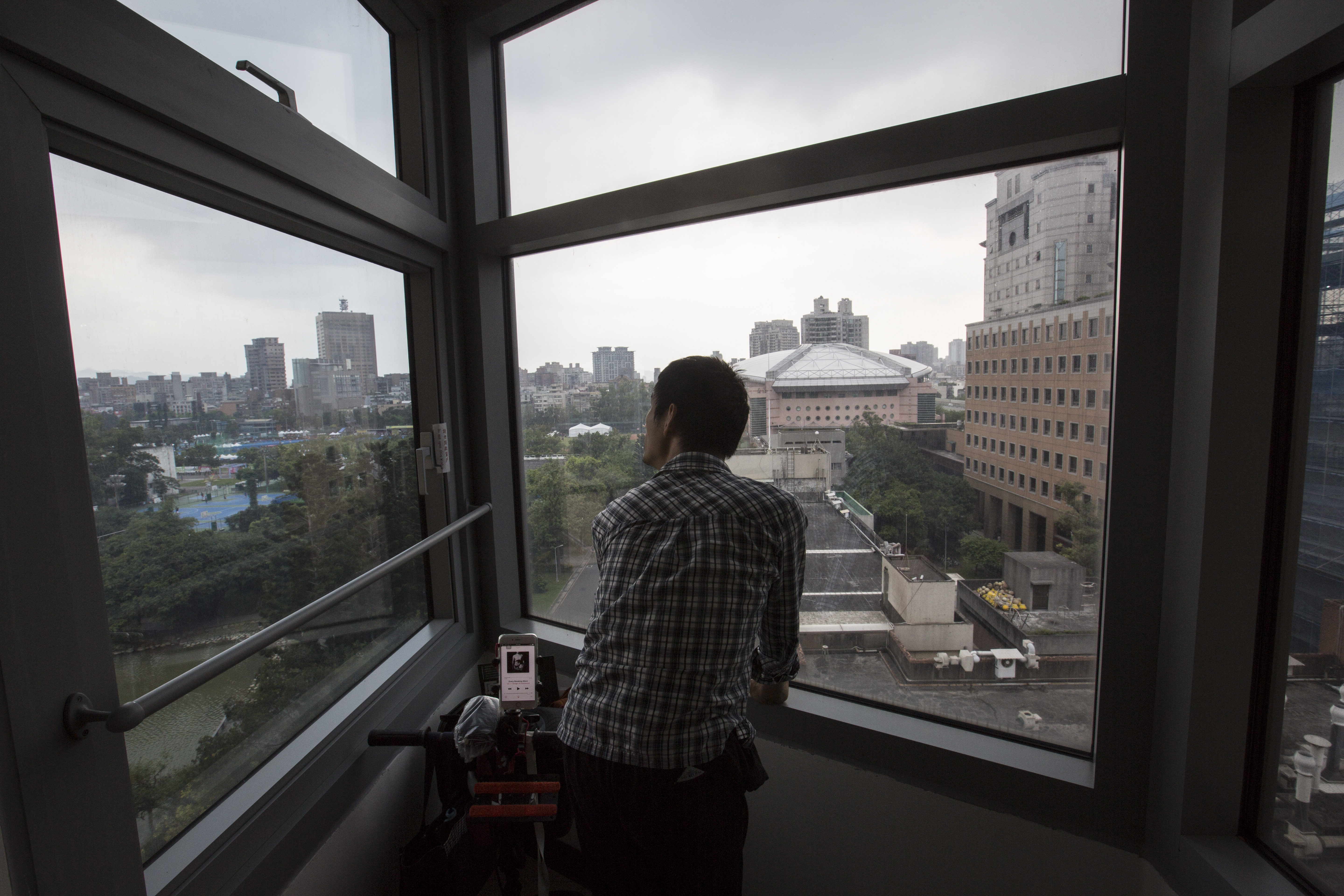 孫嘉梁在台大天文數學館的窗邊眺望景色。