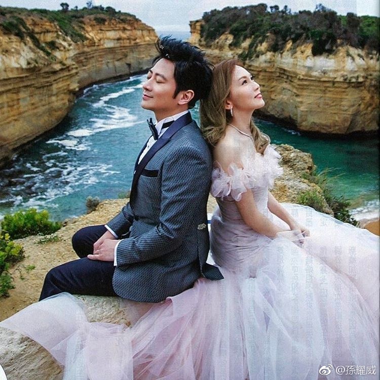 孫耀威4月宣布升格人夫,與相戀8年女友陳美詩在美國結婚,婚紗照則是在澳洲拍攝。(翻攝自孫耀威微博)