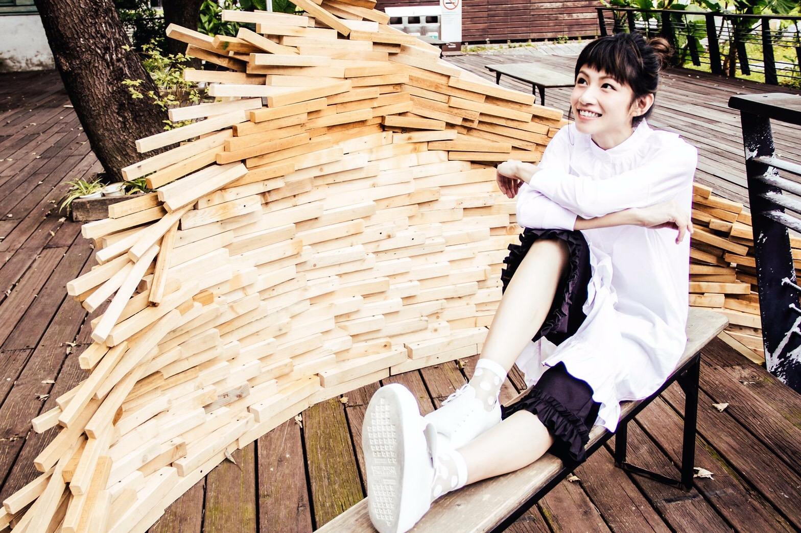 李千娜慶祝〈不曾回來過〉點擊率衝新高，揚言YouTube破5千萬將秀運動有成的冰塊腹肌。