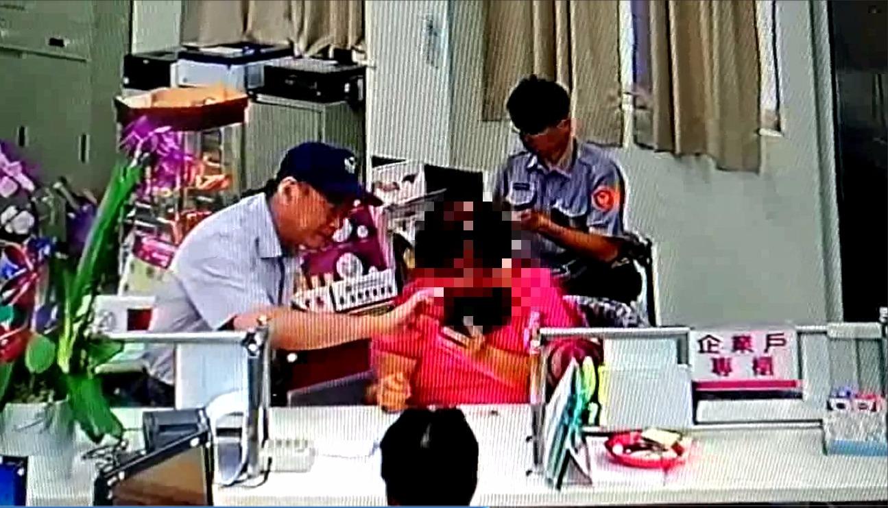 老婦在警方陪同下，趕去銀行將舊卡凍結，保住剩下500多萬的退休金。