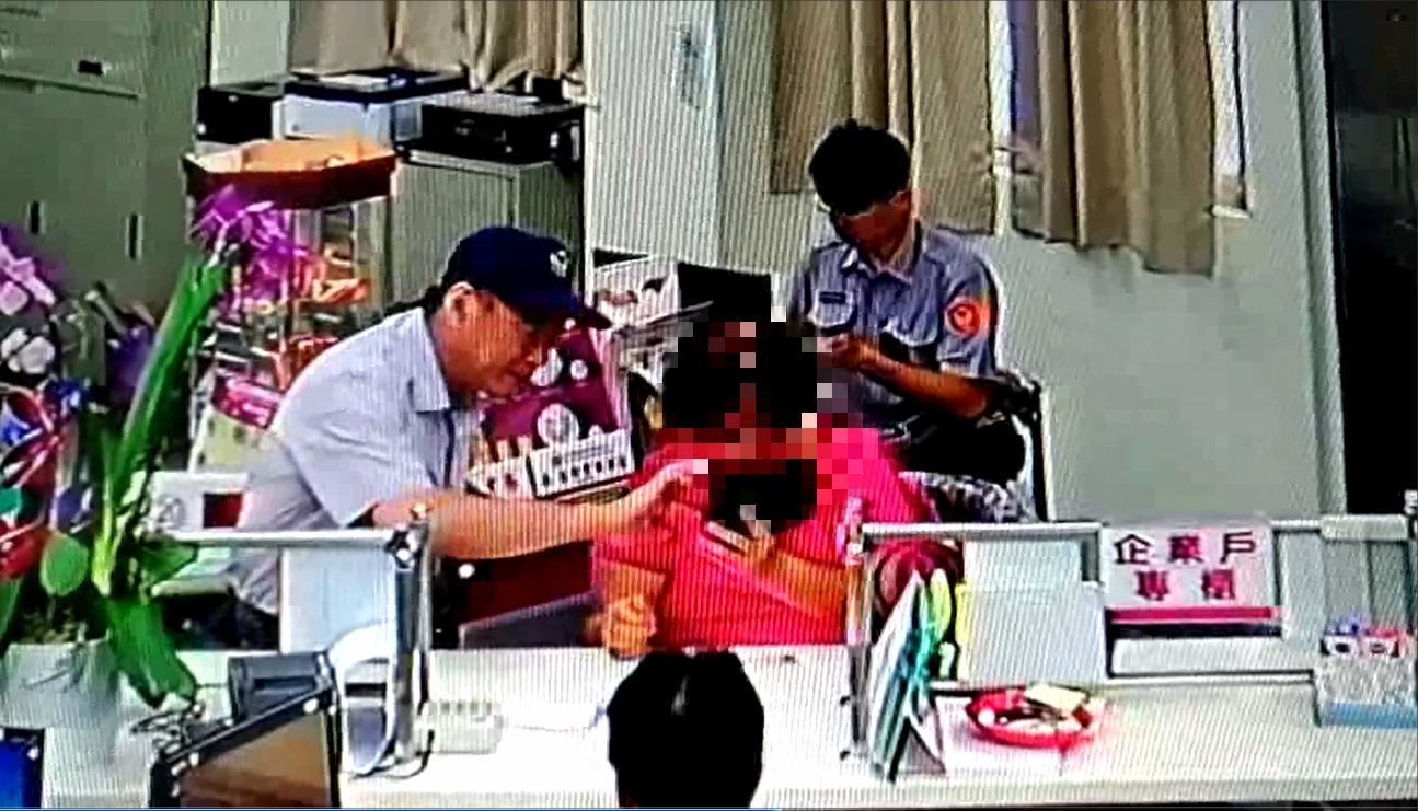 老婦在警方陪同下，趕去銀行將舊卡凍結，保住剩下500多萬的退休金。