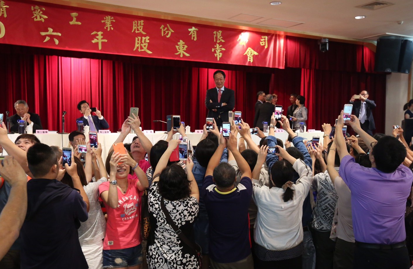 一年一度的鴻海股東會，股東們的提問無奇不有。