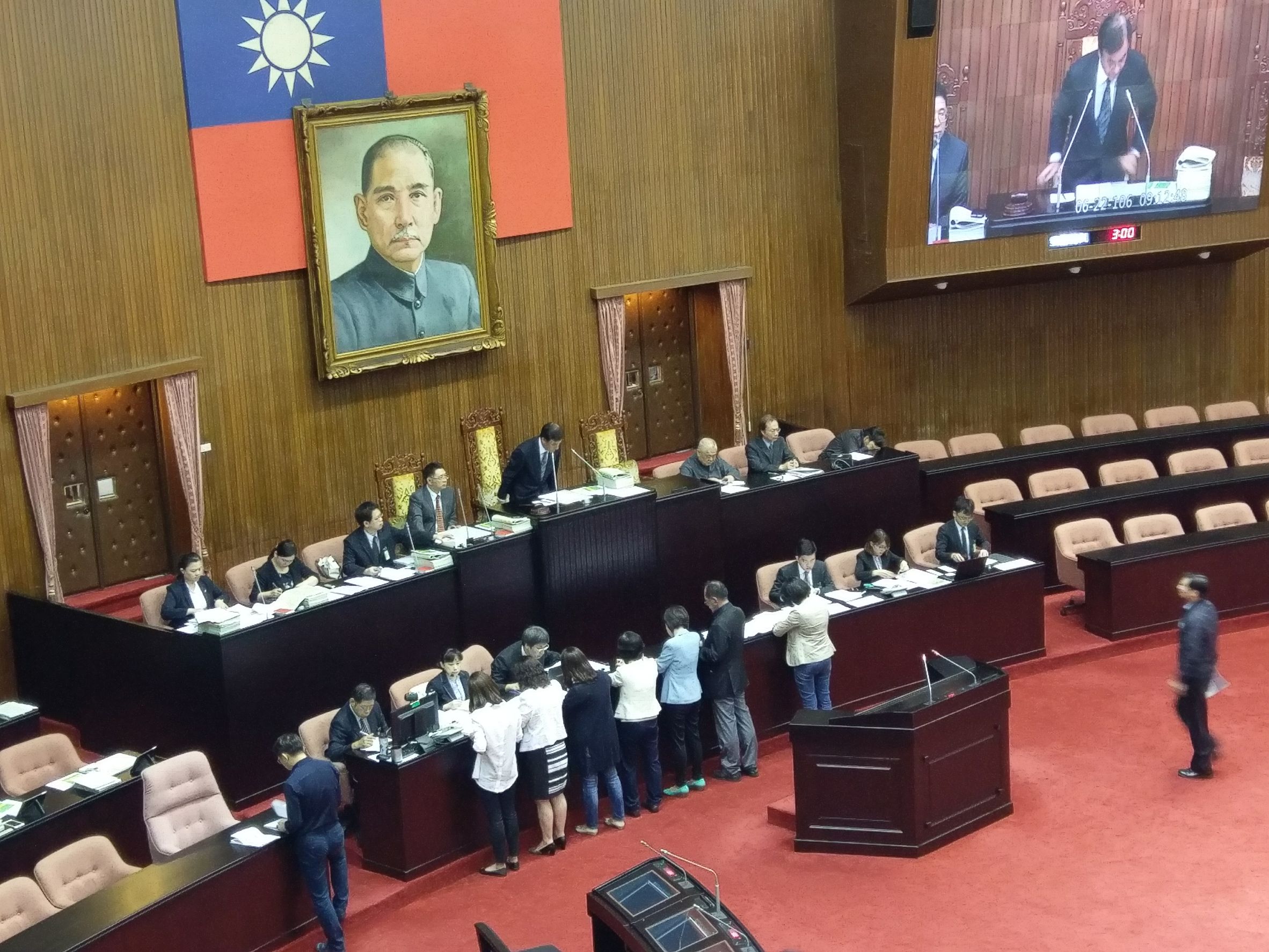 立法院臨時會院會排定處理公務人員退休撫卹法草案等年金改革議案，立委紛紛登記發言。