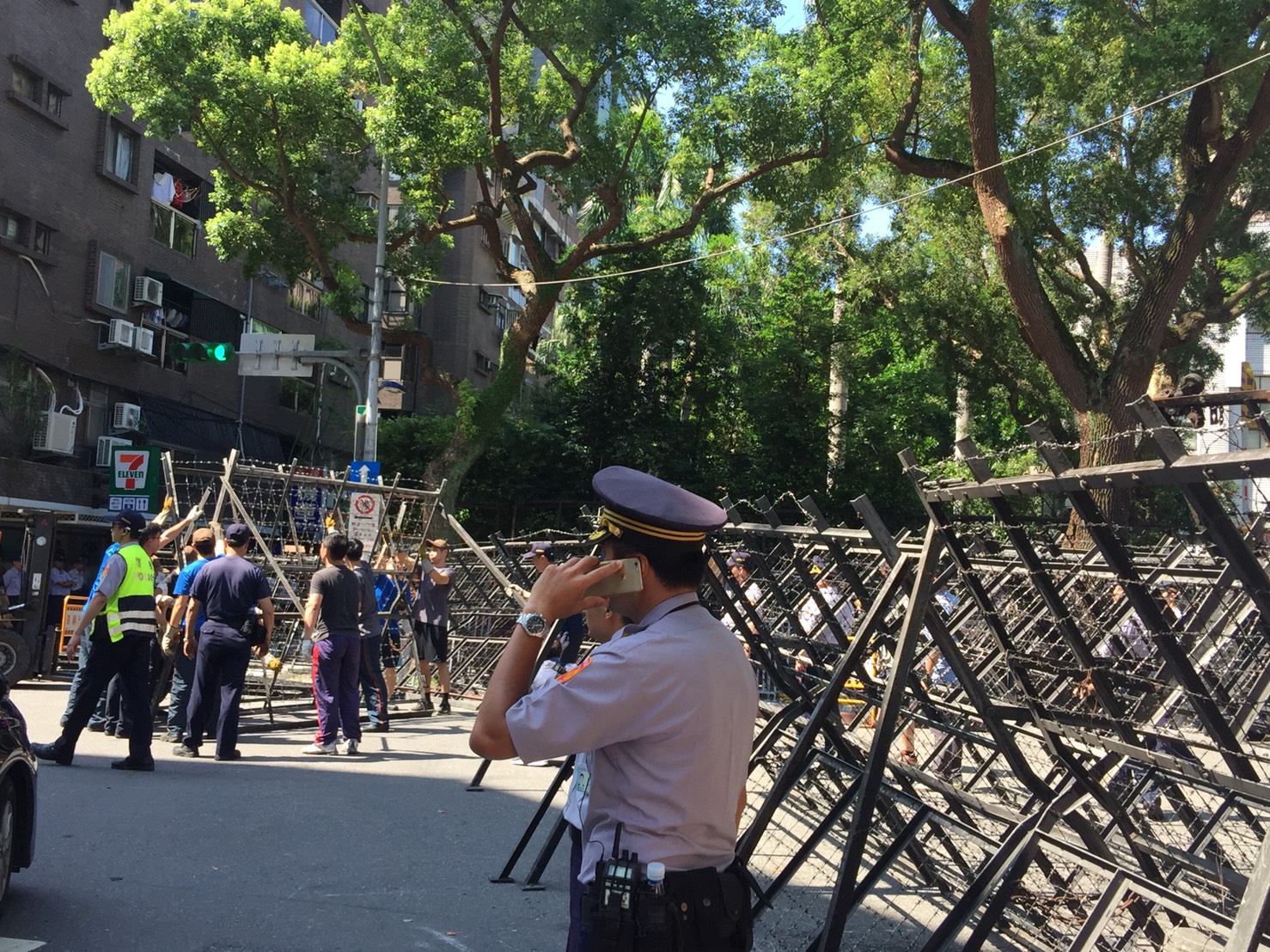 立法院收到情資反年改團體將阻撓立委進入立法院處理年改三法，警方一早架設蛇籠、拒馬戒備。
