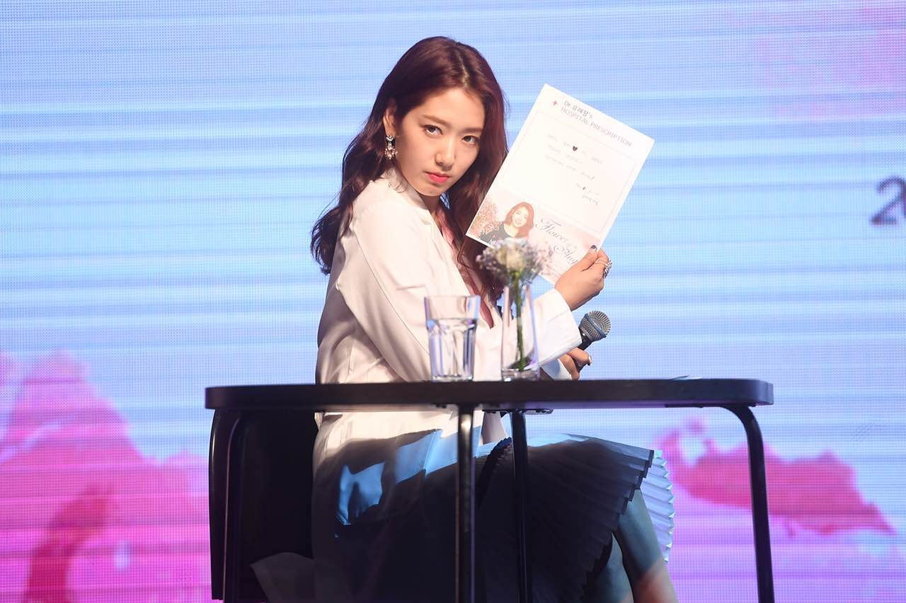 朴信惠氣場強力，親自為自己的亞洲巡迴粉絲見面會擔任主持人。