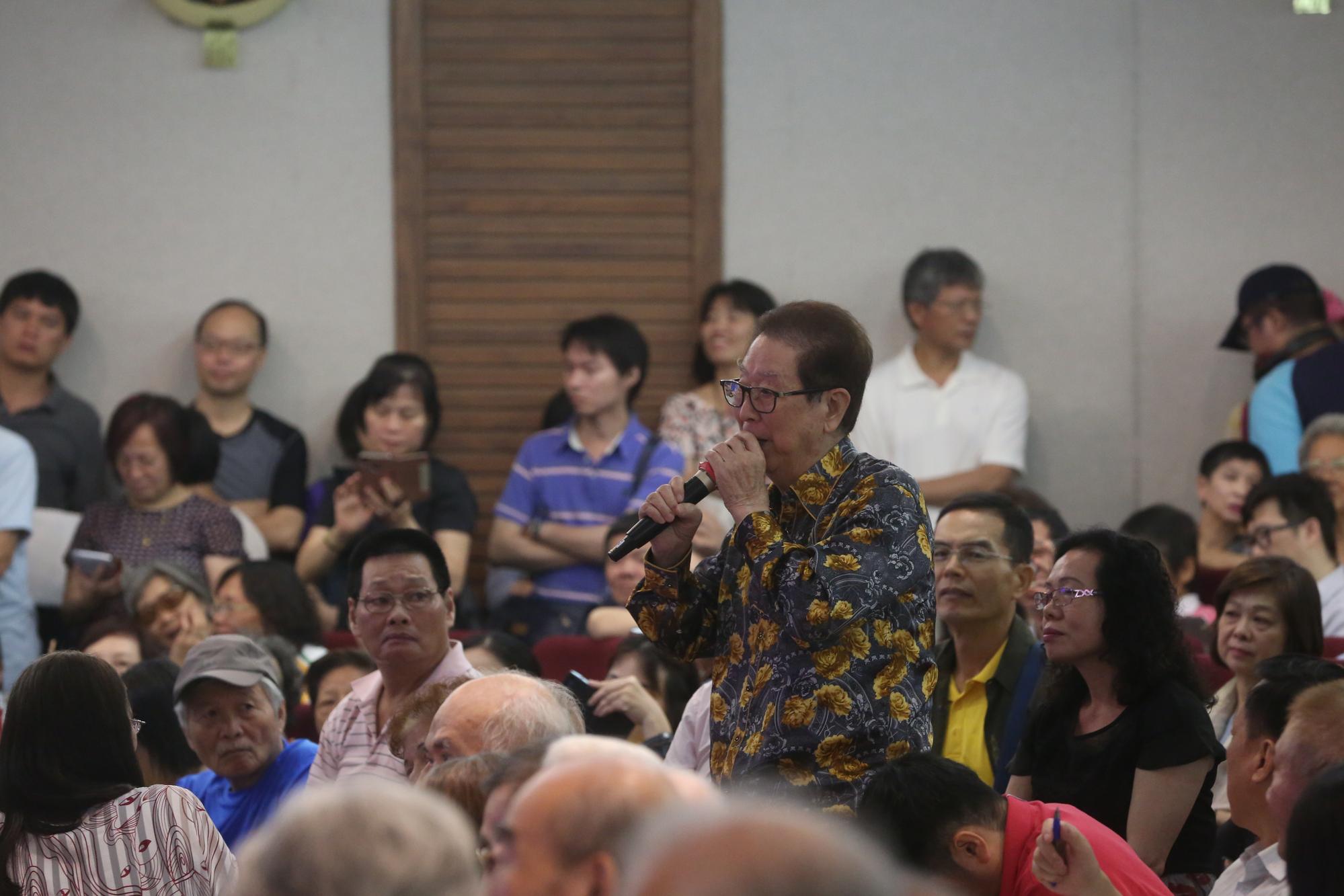 資深股民阿土伯與鴻海董事長郭台銘每年都會在股東會上妙問妙答，今年也不例外，大喊要郭董選總統救台灣。