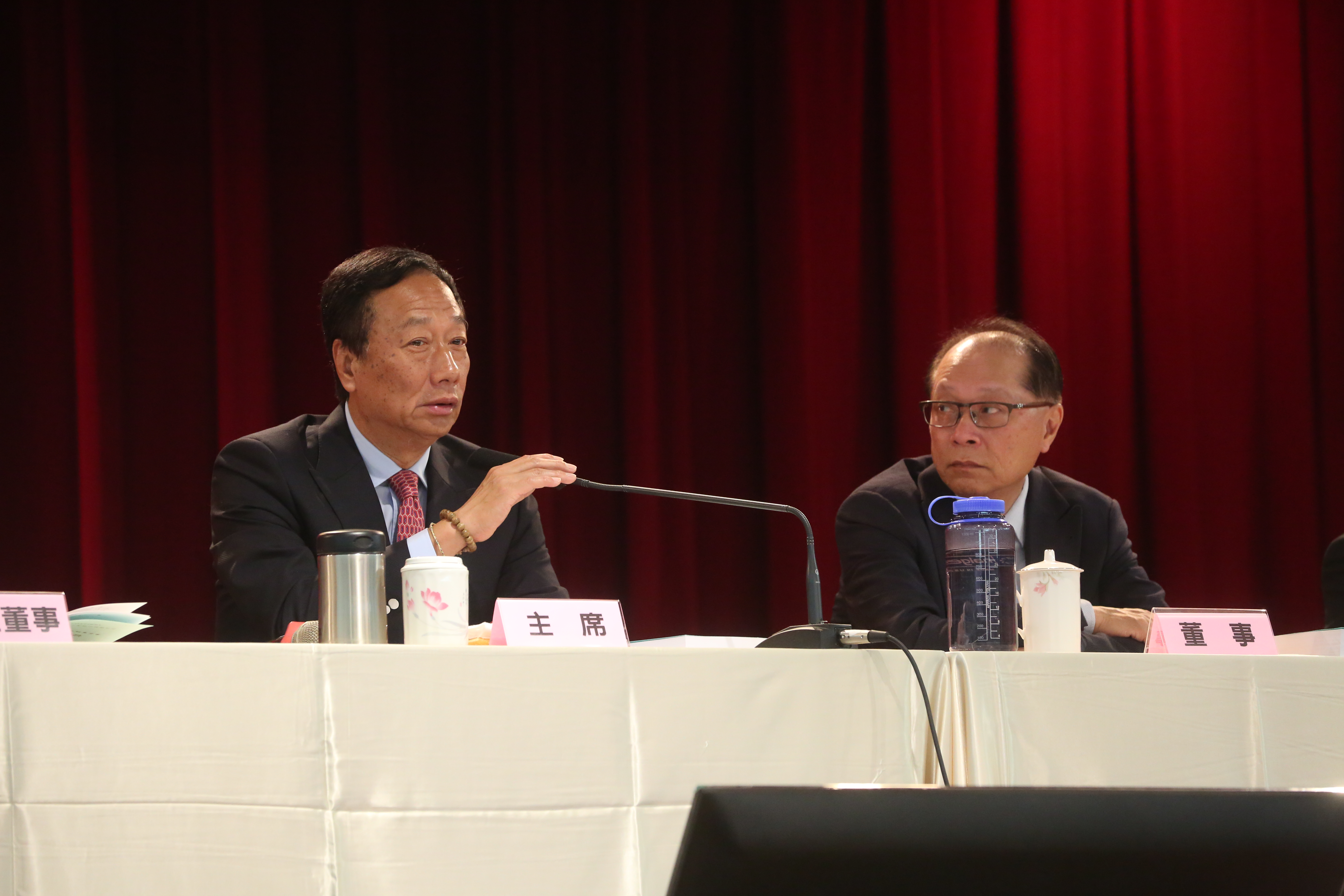 鴻海郭台銘（左）認為，東芝投資案還有很變數，並未放棄。