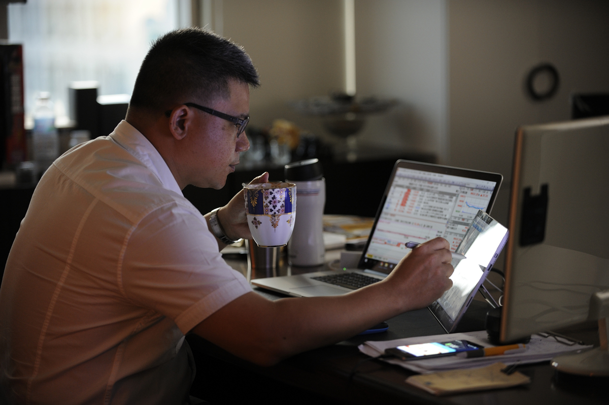 知名財經講師謝晨彥，過去曾做交易做到夜夜失眠甚至掉頭髮。