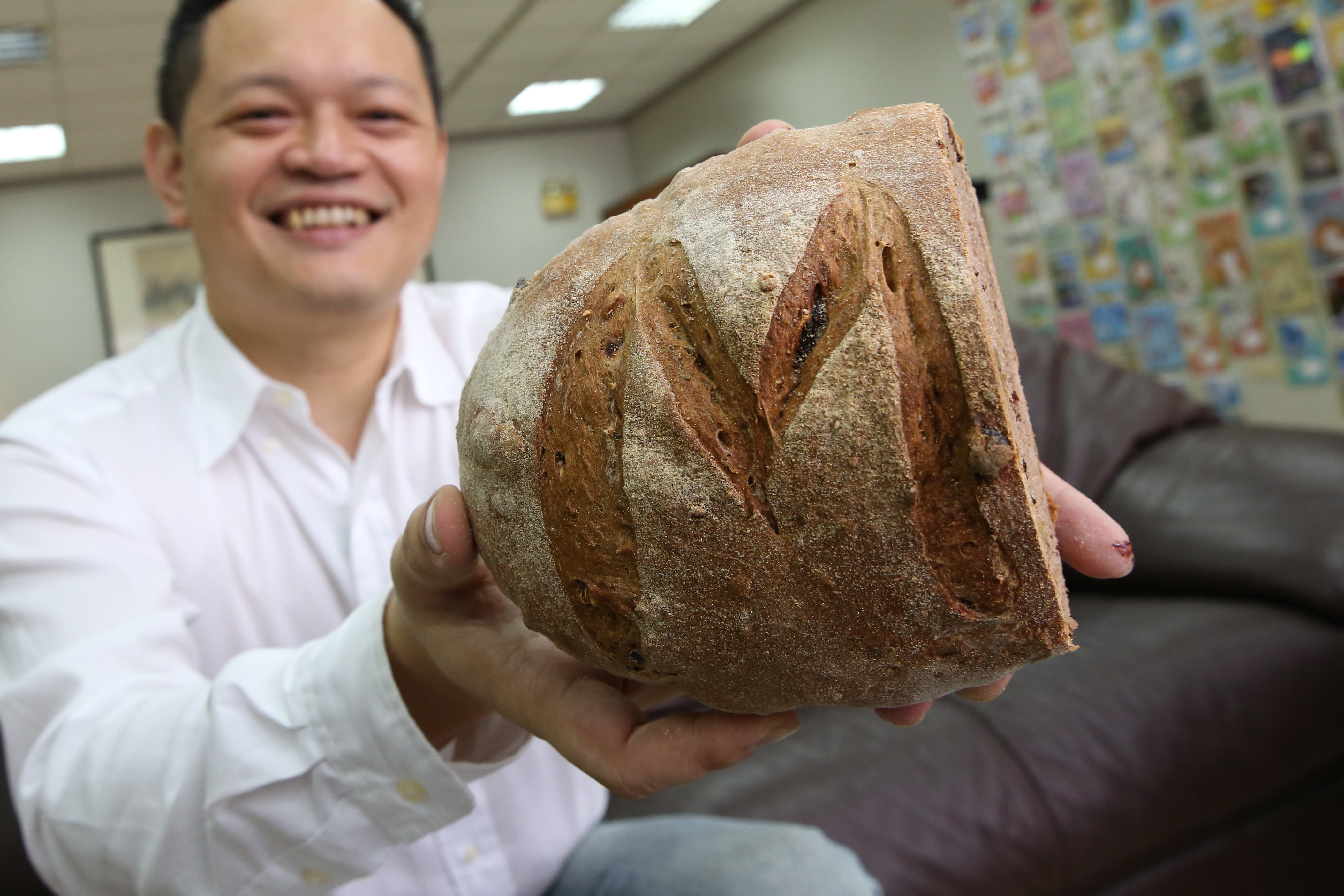 因應我們來訪，蘇偉銓特製刻有「Mirror Media」M字樣的歐式麵包。