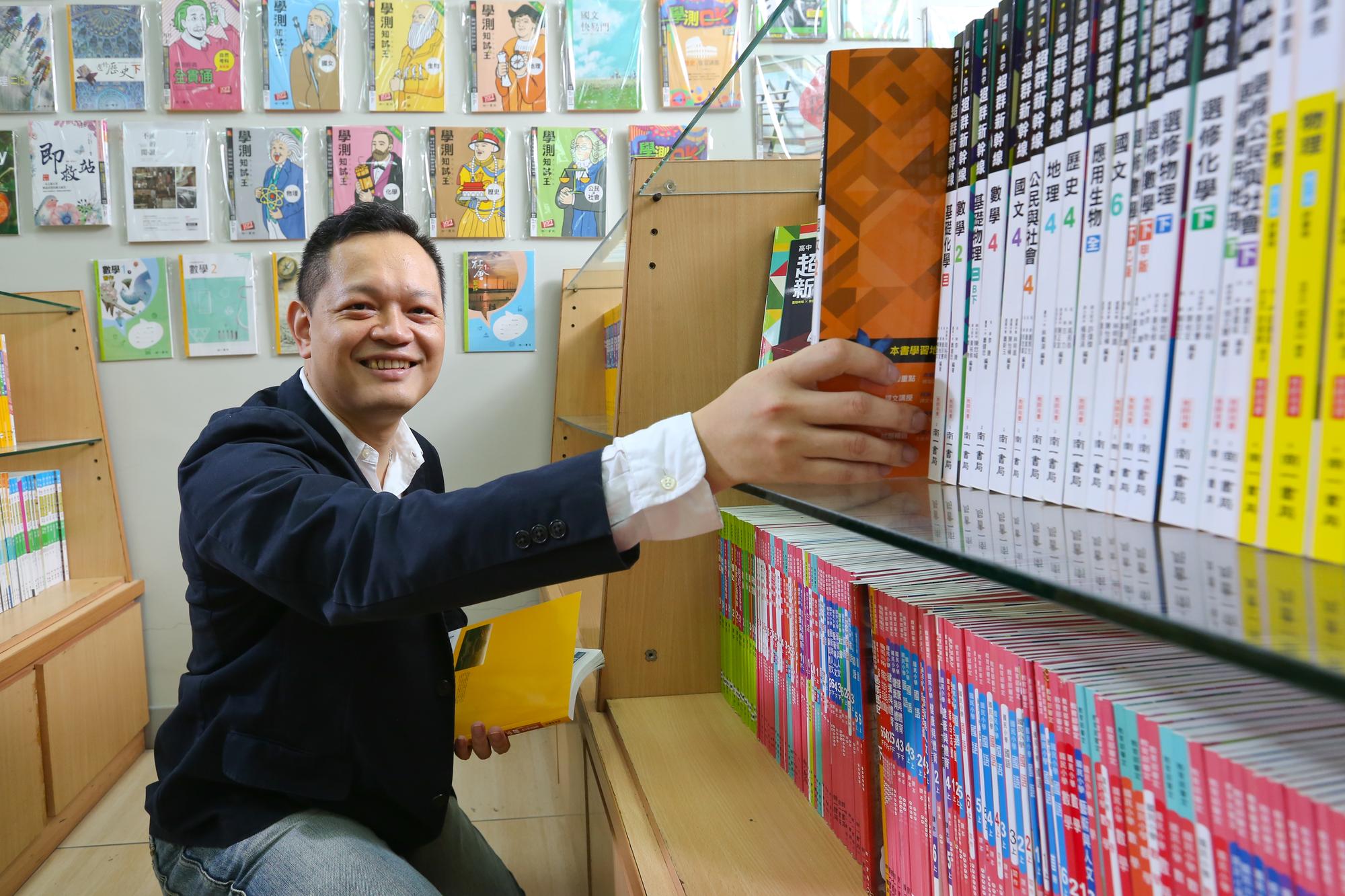 在參考書堆中長大,蘇偉銓印象中,小時候每一科不論考卷,參考書與講義至少都有3本以上。