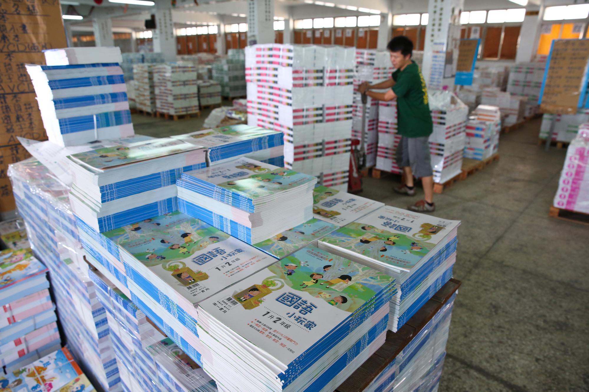 南一書局倉庫中,整齊擺放的趕在暑假前出貨的參考書與教科書。