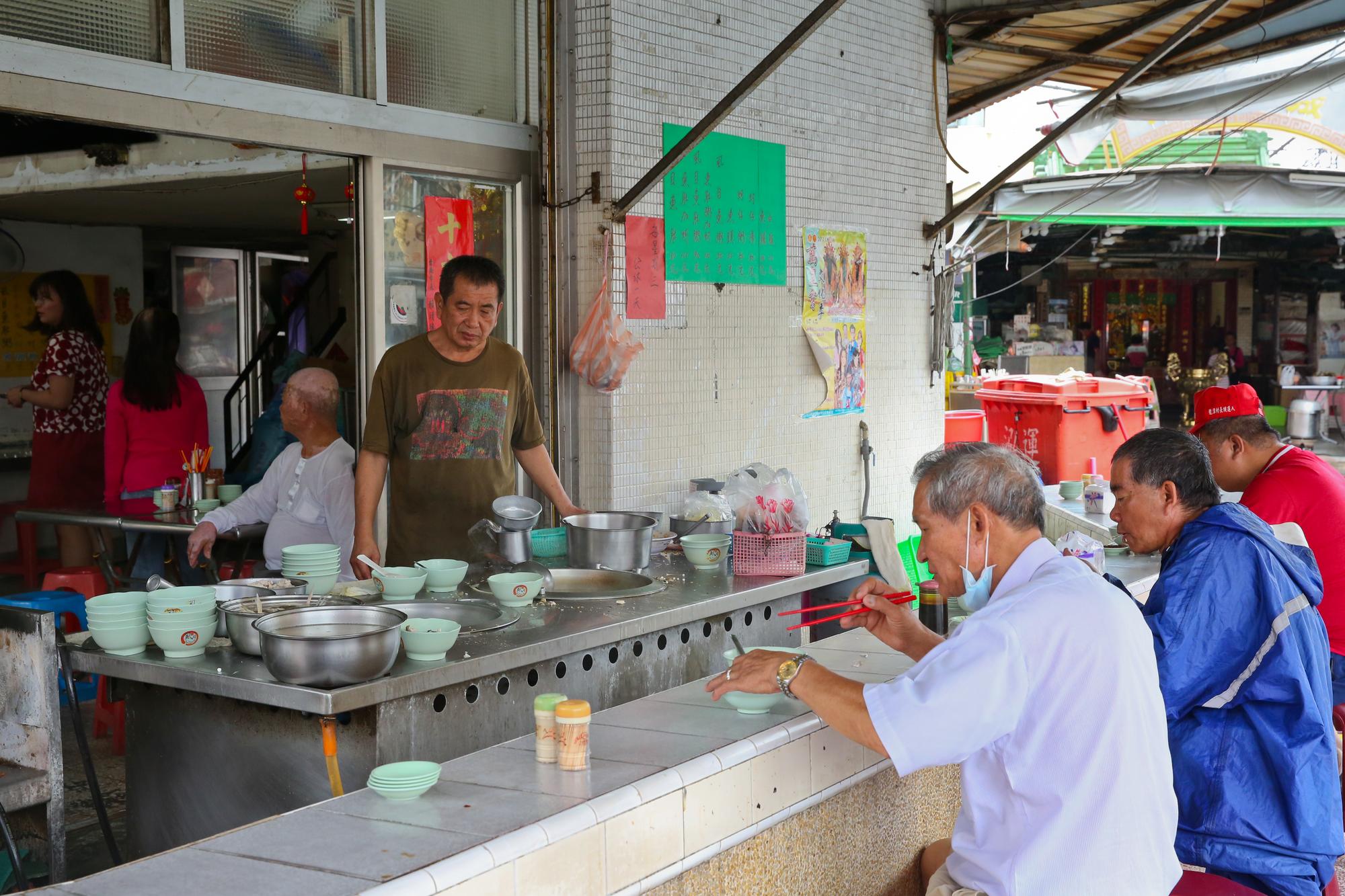 鄰近安平工業區的京華虱目魚,店面樸實、簡單,中午用餐時間食客絡繹不絕。