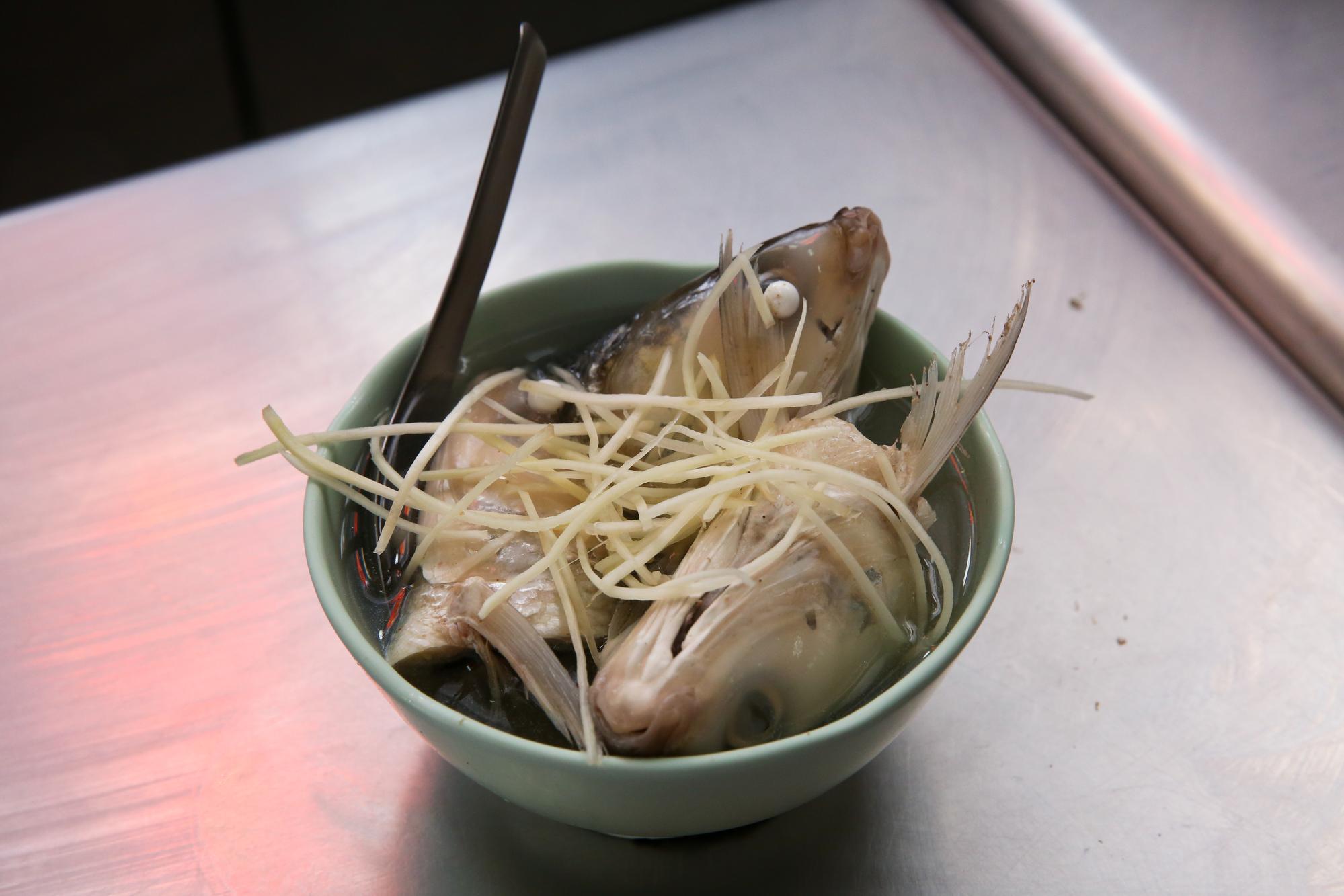 脂肪少的虱目魚頭是蘇偉銓的最愛,單顆10元,一份共有3顆。(30元/份)