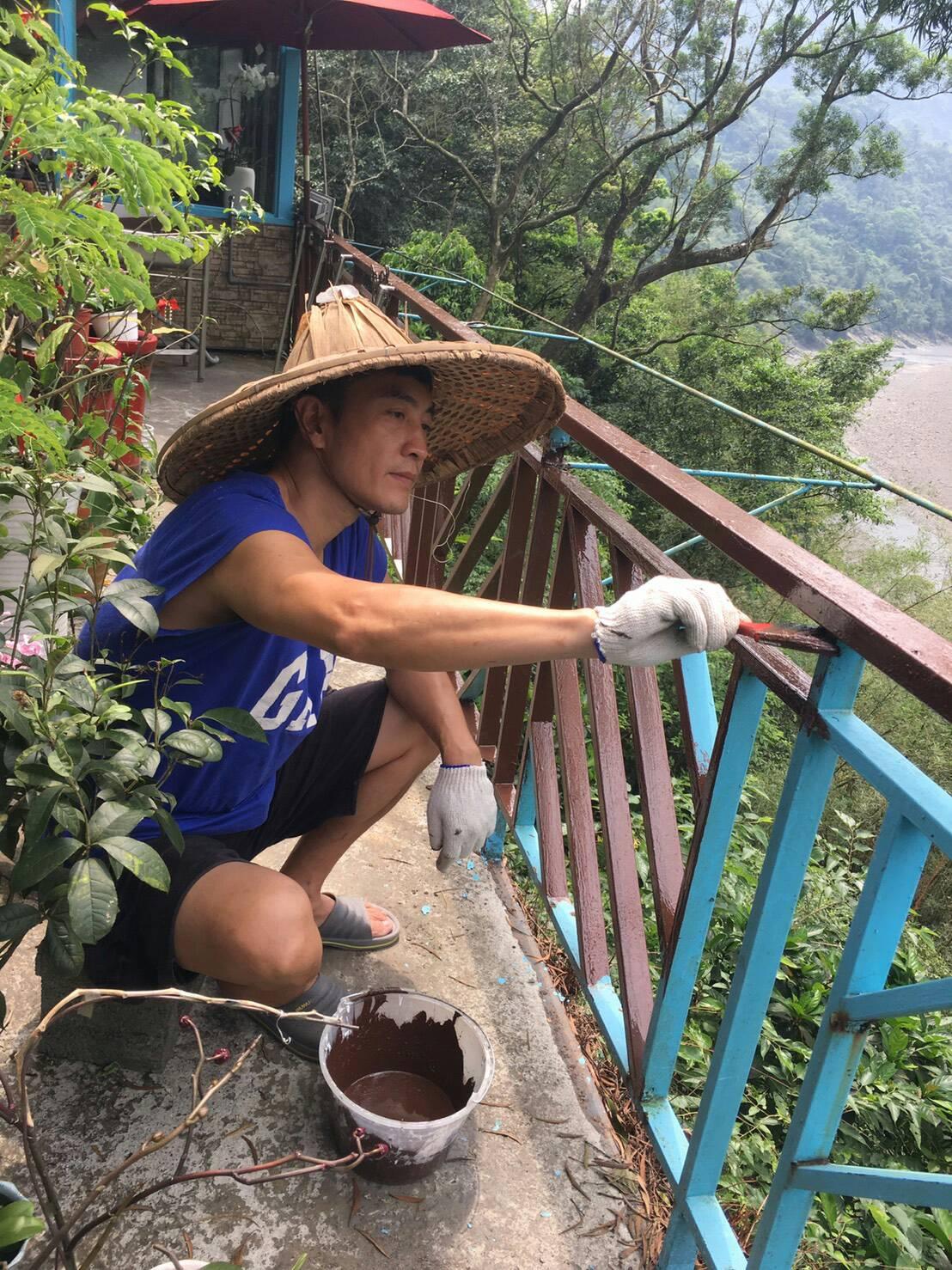 47歲的于冠華透露家中整修、整蓋房子都一手包辦,體力非常好。