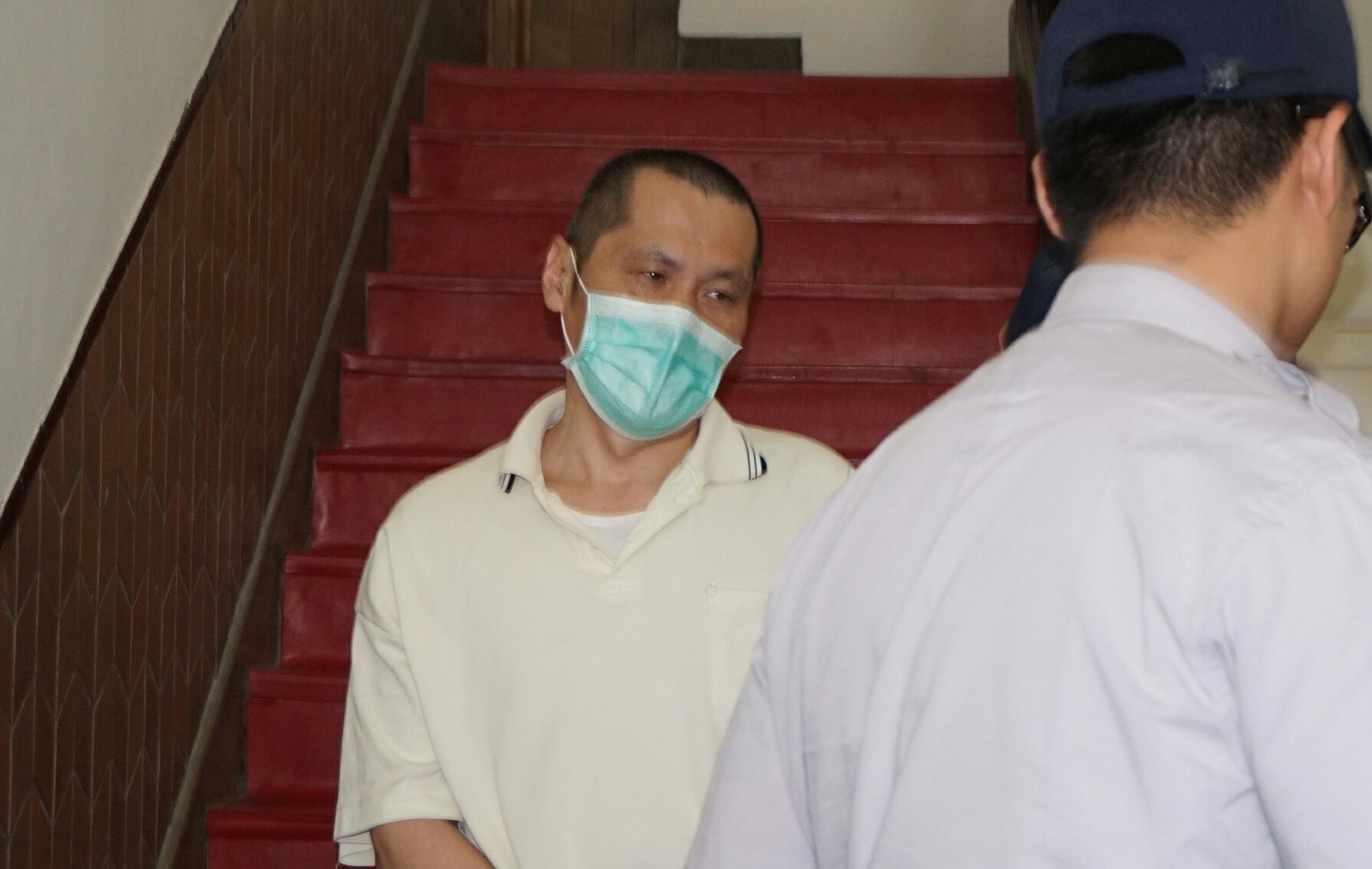 在2016年除夕夜放火奪走父母及家人6命的翁仁賢，出庭後被問是否道歉時說：「想太多了吧。」