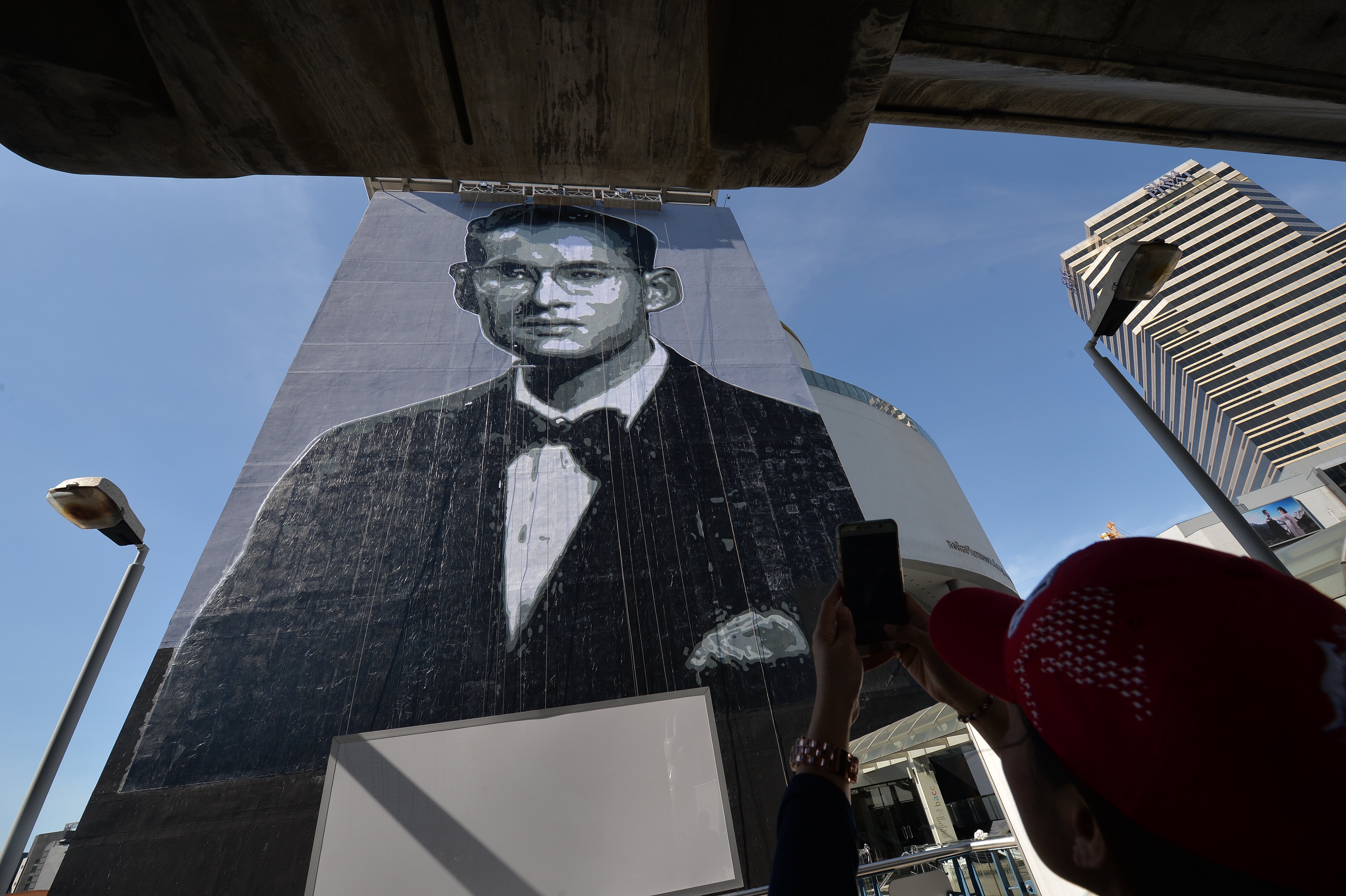 泰王蒲美蓬在許多泰人心中地位如同神祇，不容輕慢。