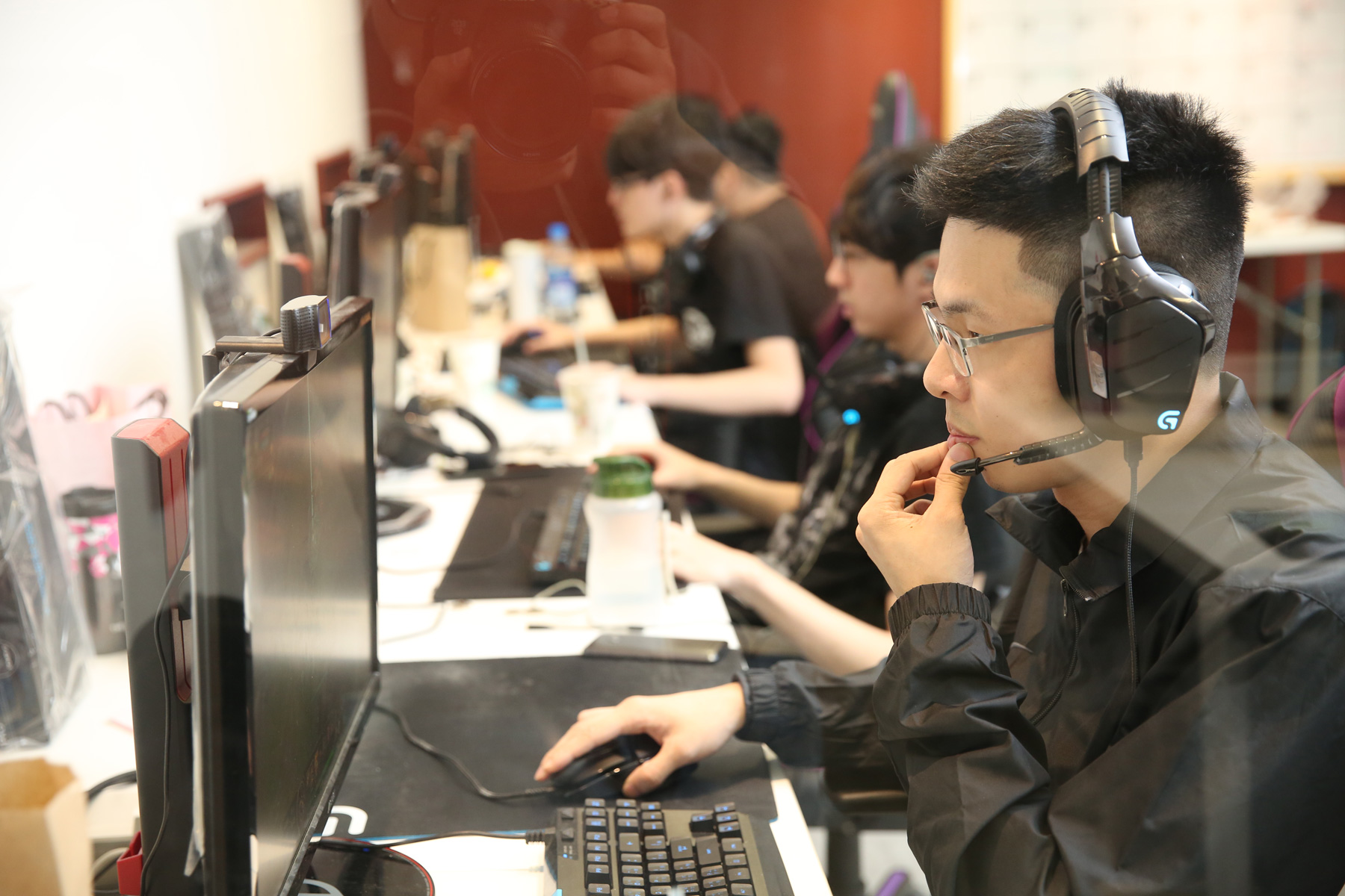 電競選手退役後，J Team會協助轉型實況主。