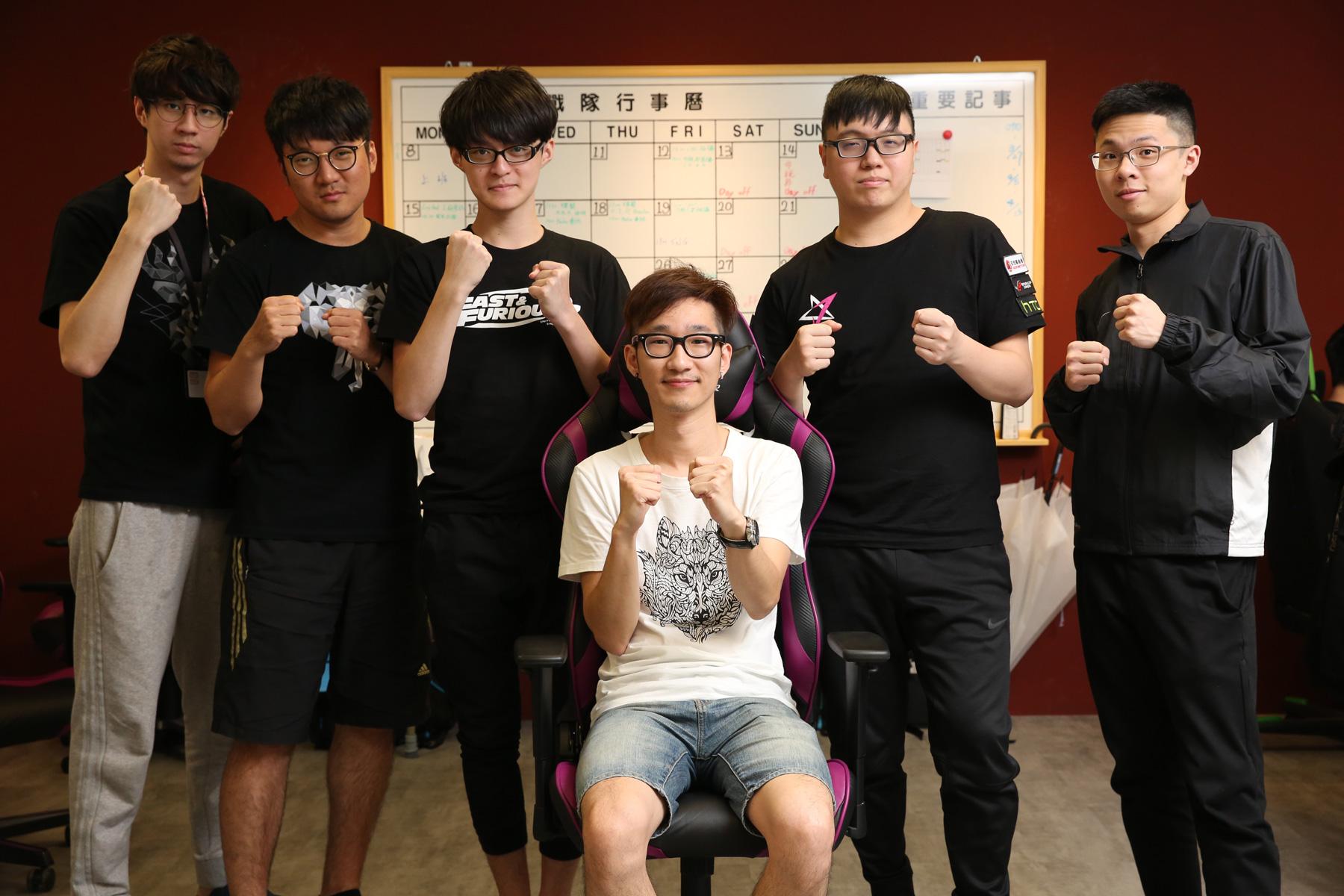 去年底接任J Team戰隊營運總監的沈威廷（中），希望能率隊重新找回TPA的榮耀。