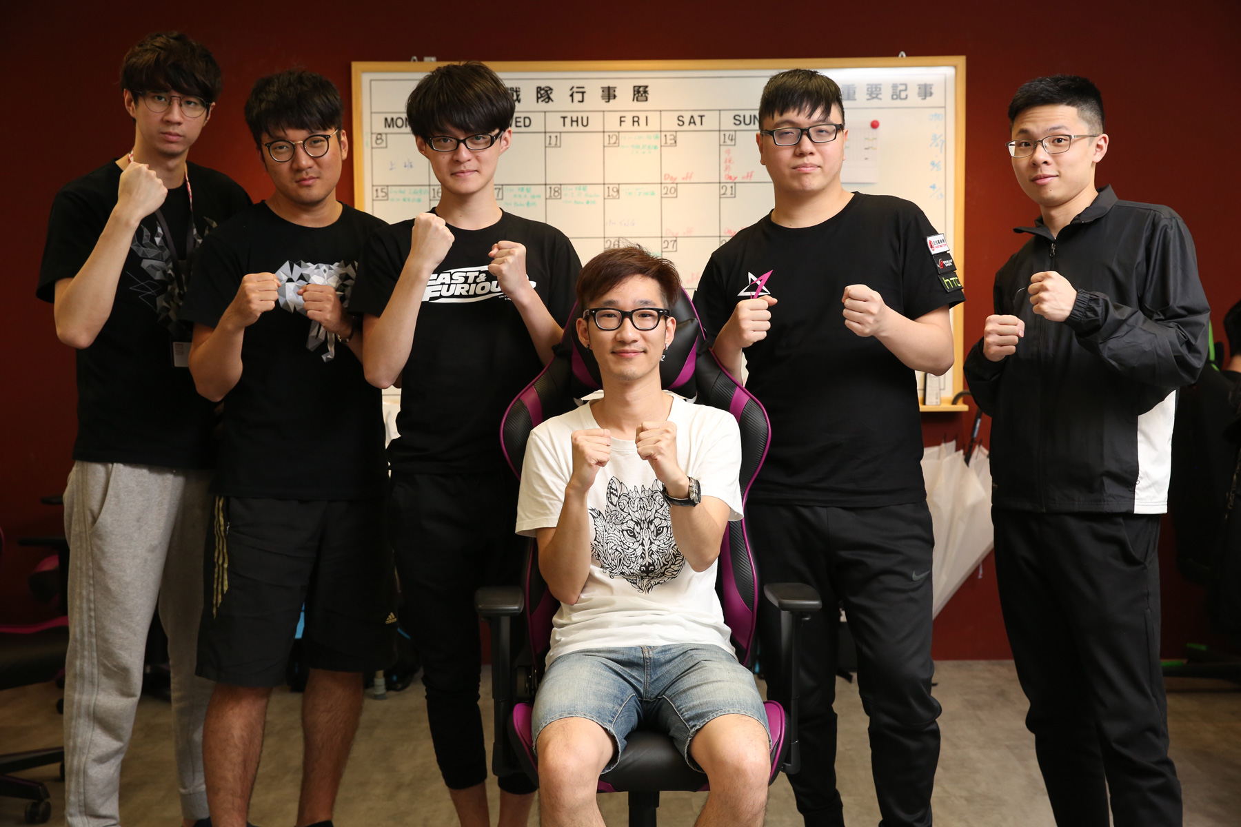 去年底接任J Team戰隊營運總監的沈威廷（中），希望能率隊重新找回TPA的榮耀。