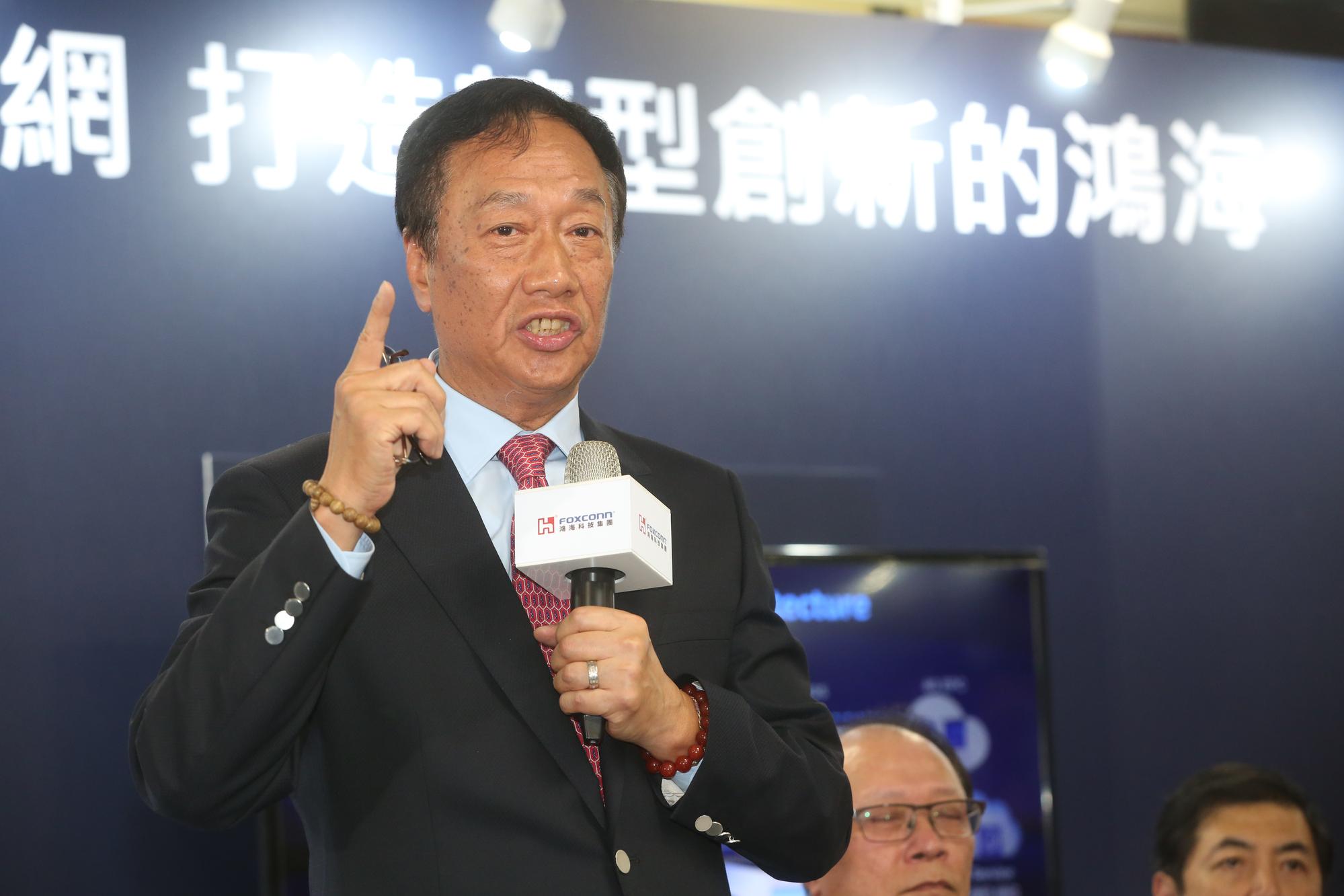 鴻海董事長郭台銘表示,夏普未來要讓員工認股,4、5年後並交還給日本人經營。
