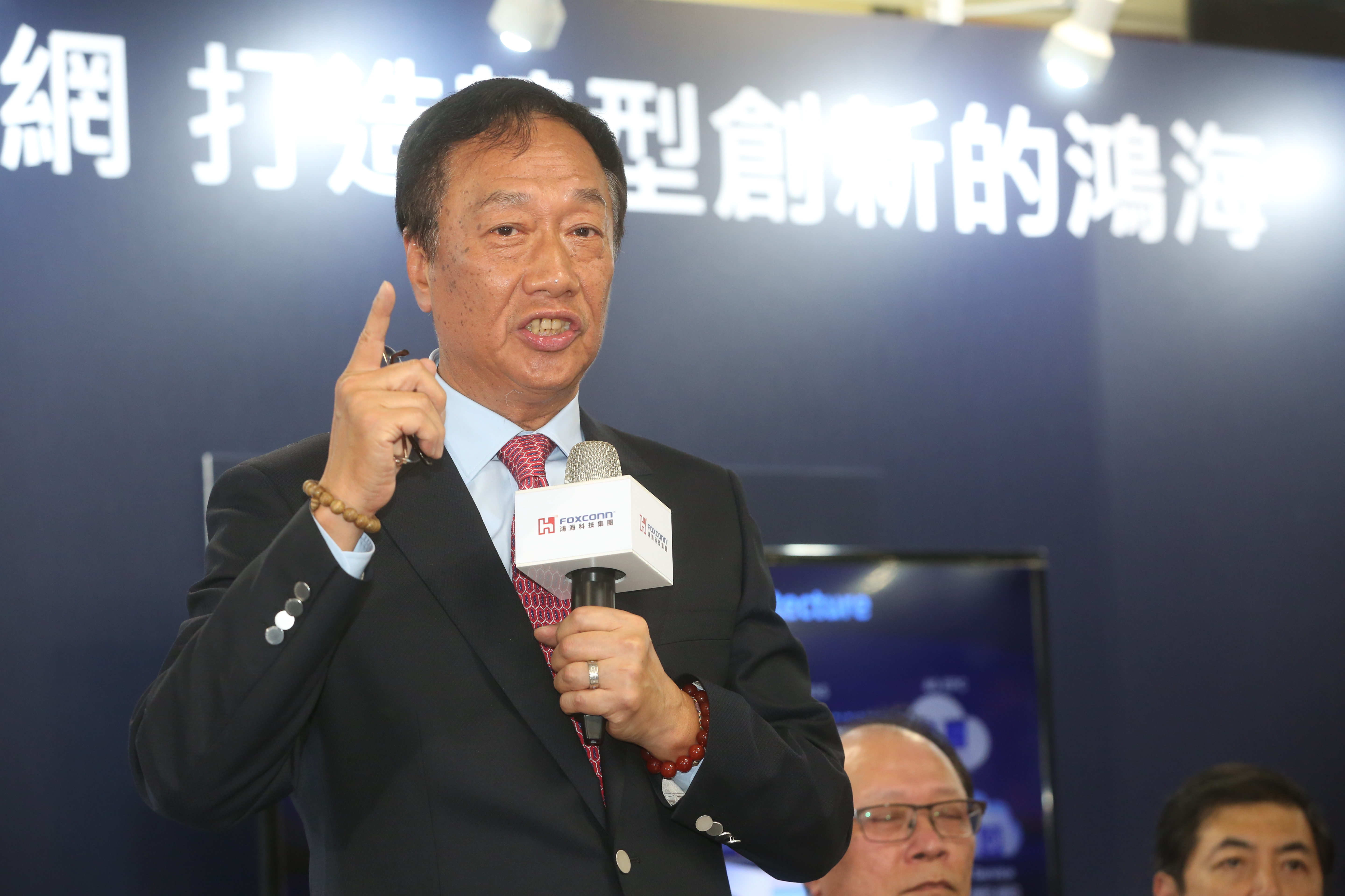 鴻海董事長郭台銘表示,夏普未來要讓員工認股,4、5年後並交還給日本人經營。