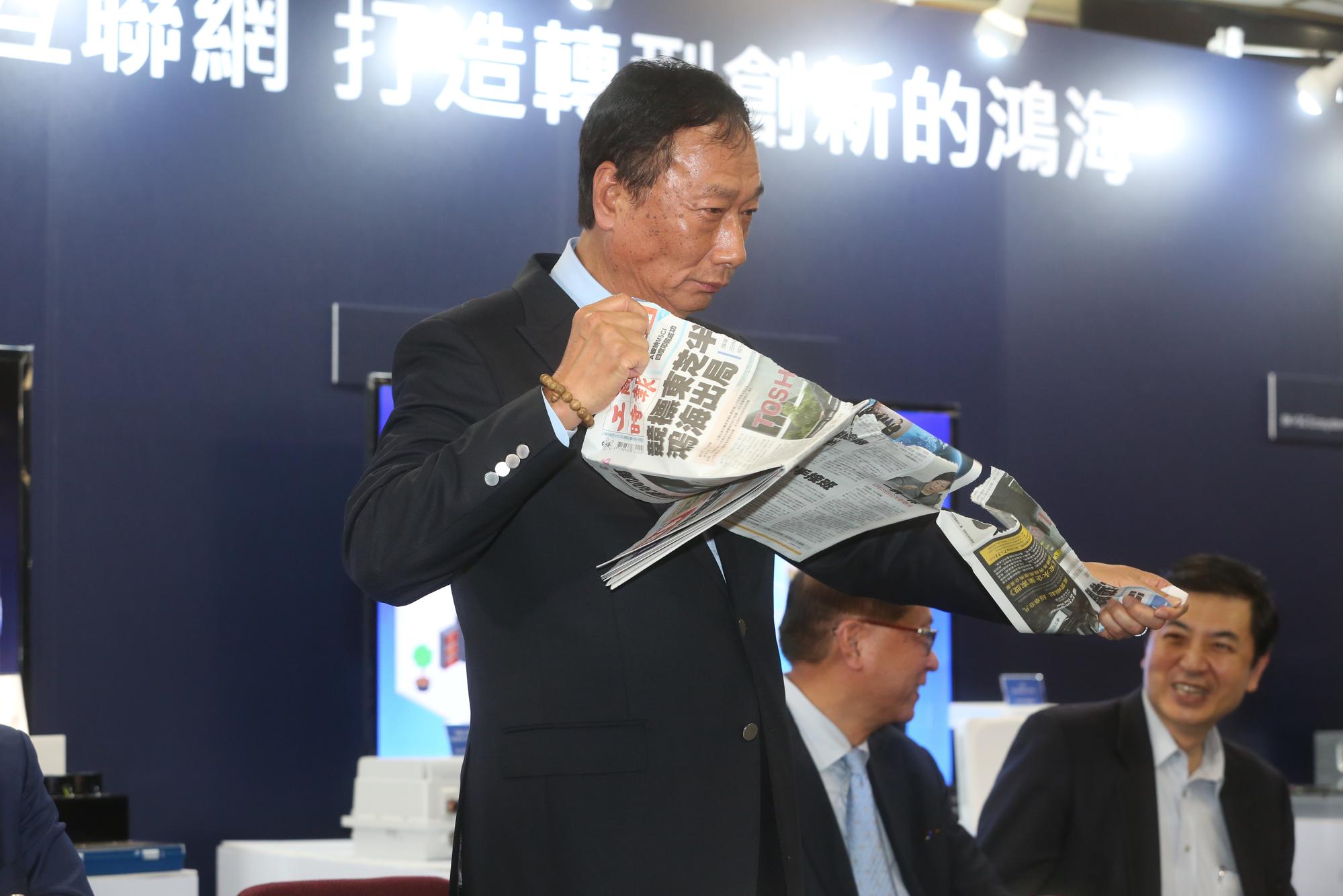 鴻海董事長痛批東芝交易案是科技大騙局,他並當眾撕掉報導鴻海出局的報紙。