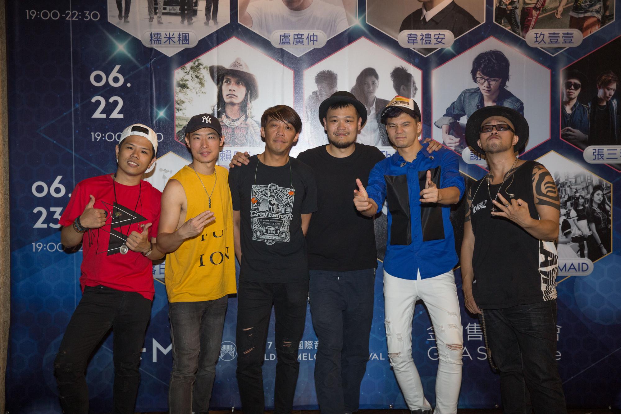 張三李四於金曲國際音樂節開唱，請到蘇打綠阿福（右三）及董事長樂團鼓手Micky（左三）助陣。