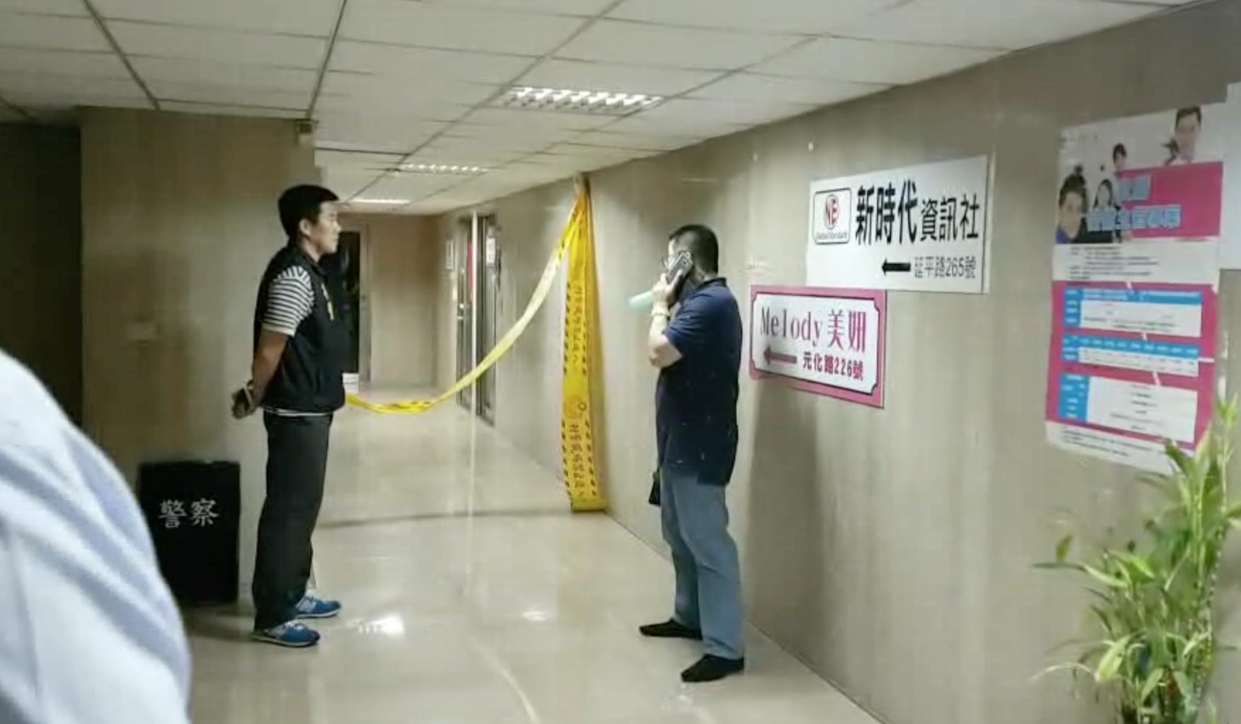 中壢今（22）日晚間驚傳連續槍響，20多歲的歹徒闖入大樓開槍，造成3人死亡後，與警方擦肩時因知難逃而飲彈自盡。