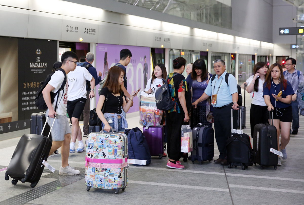 暑假一到，很多家庭喜歡安排出國旅遊。但記得要買對險、保夠金額，才能玩得開心又安心。