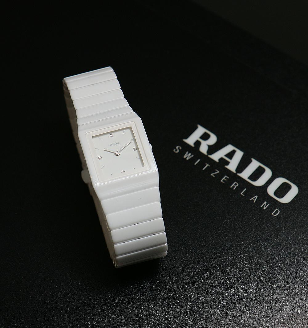 Ceramica系列白色陶瓷款式，22.9mm x 31.7mm，搭載石英機芯，定價NT$79,800。
