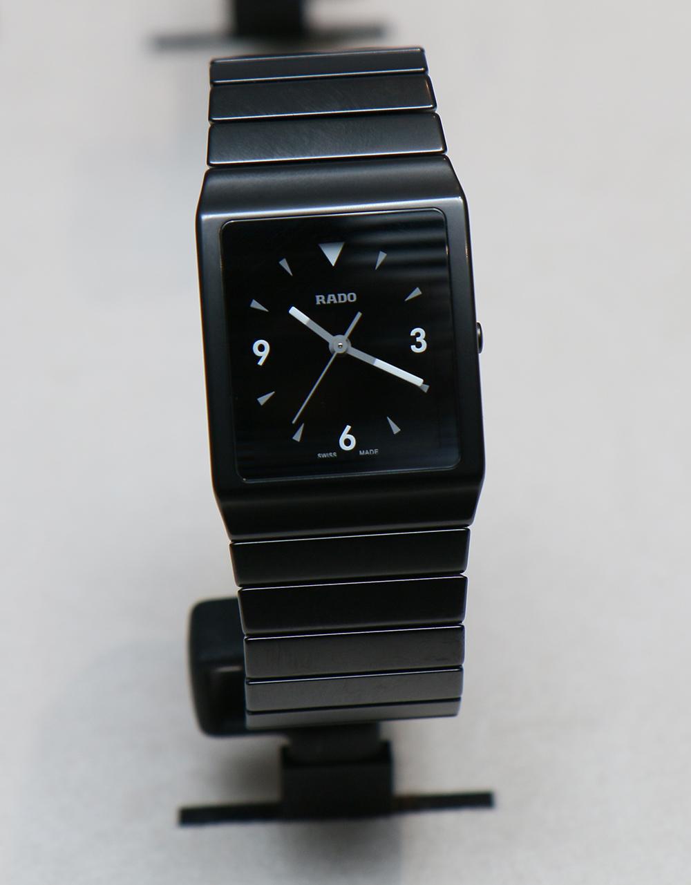 30mm x 41.7mm陶瓷錶殼，搭載ETA石英機芯，全球限量701只，定價NT$73,200。
