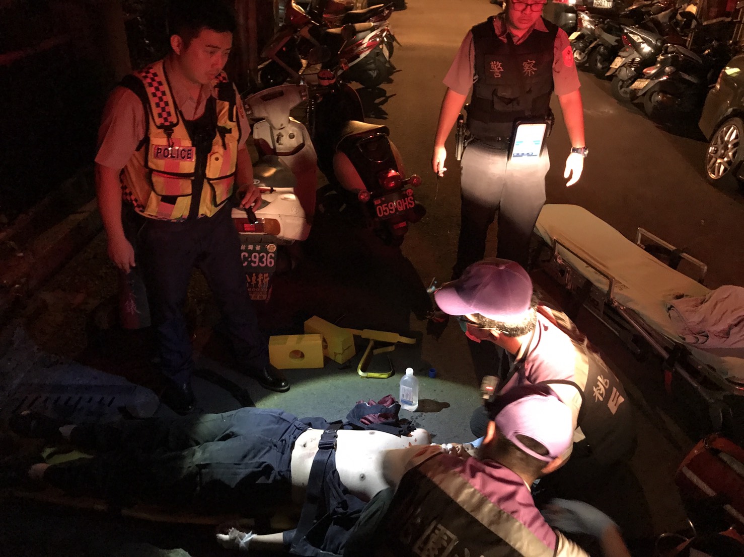 張男行凶後舉槍自盡送醫搶救。