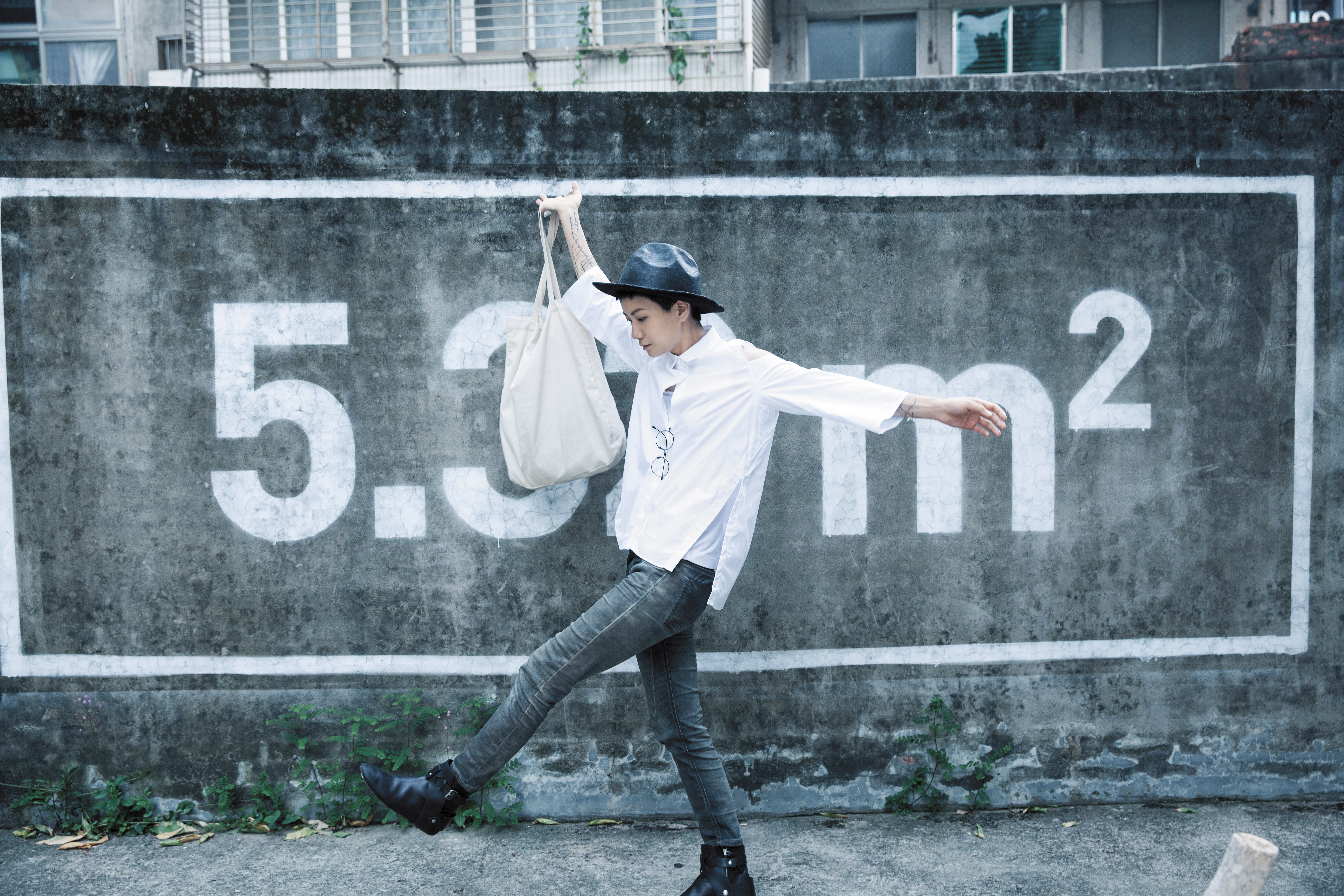 ZARA白襯衫，約NT$3,200。RICK OWENS灰色牛仔褲，約NT$24,000。ISABEL MARANT黑色短靴，約NT$16,000。