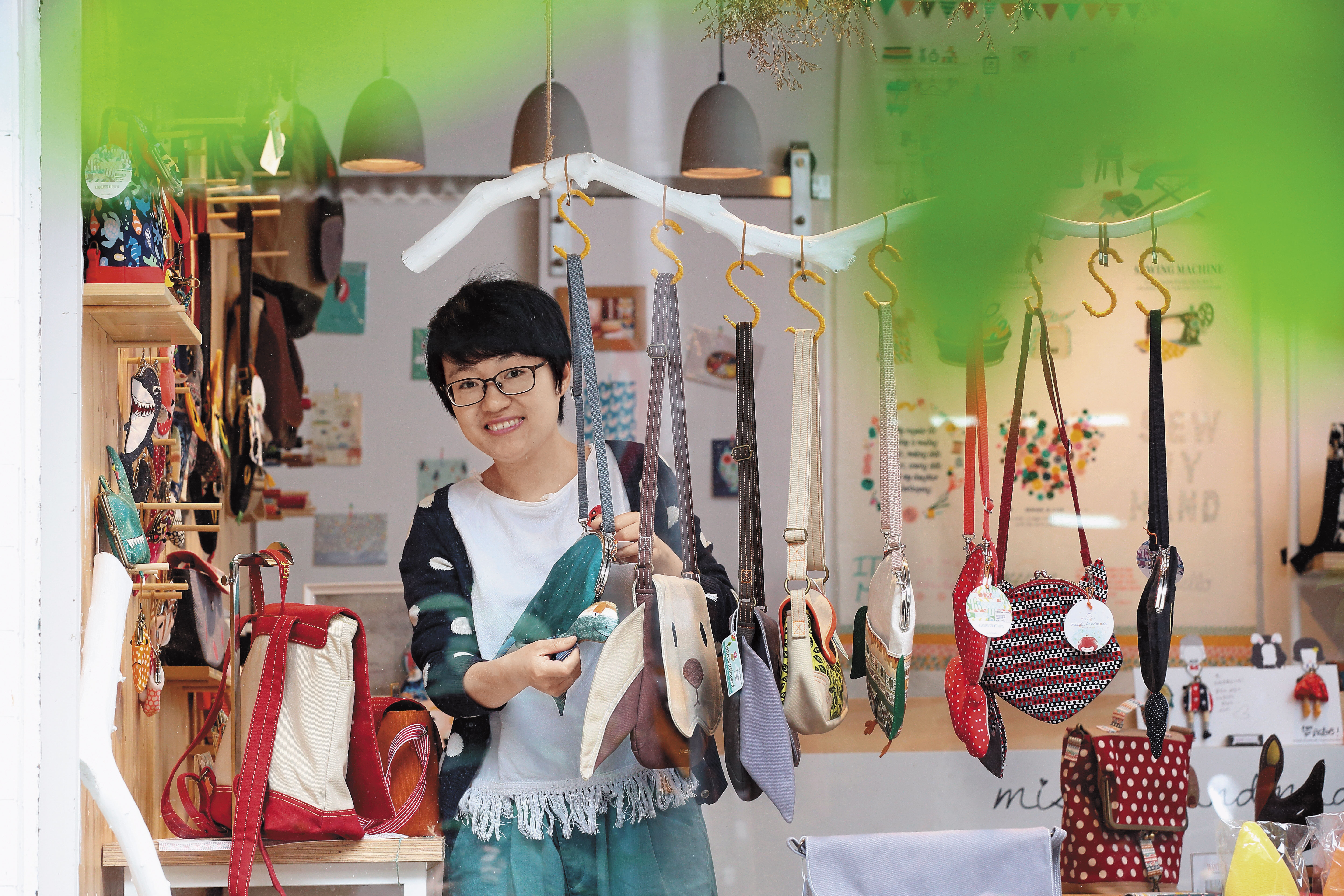 手作口金包品牌「Misala」的店主Michelle，原是香港人，偶然發現自己的創作布包興趣，落腳對文創產業友善的台灣創業。