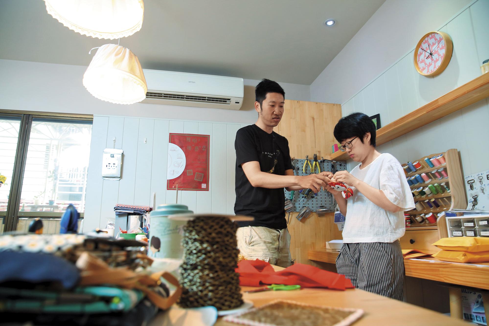 Michelle（右）跟老公Sanford（左）分工合作，Michelle專責設計包款與縫製，Sanford負責網路行銷文案。