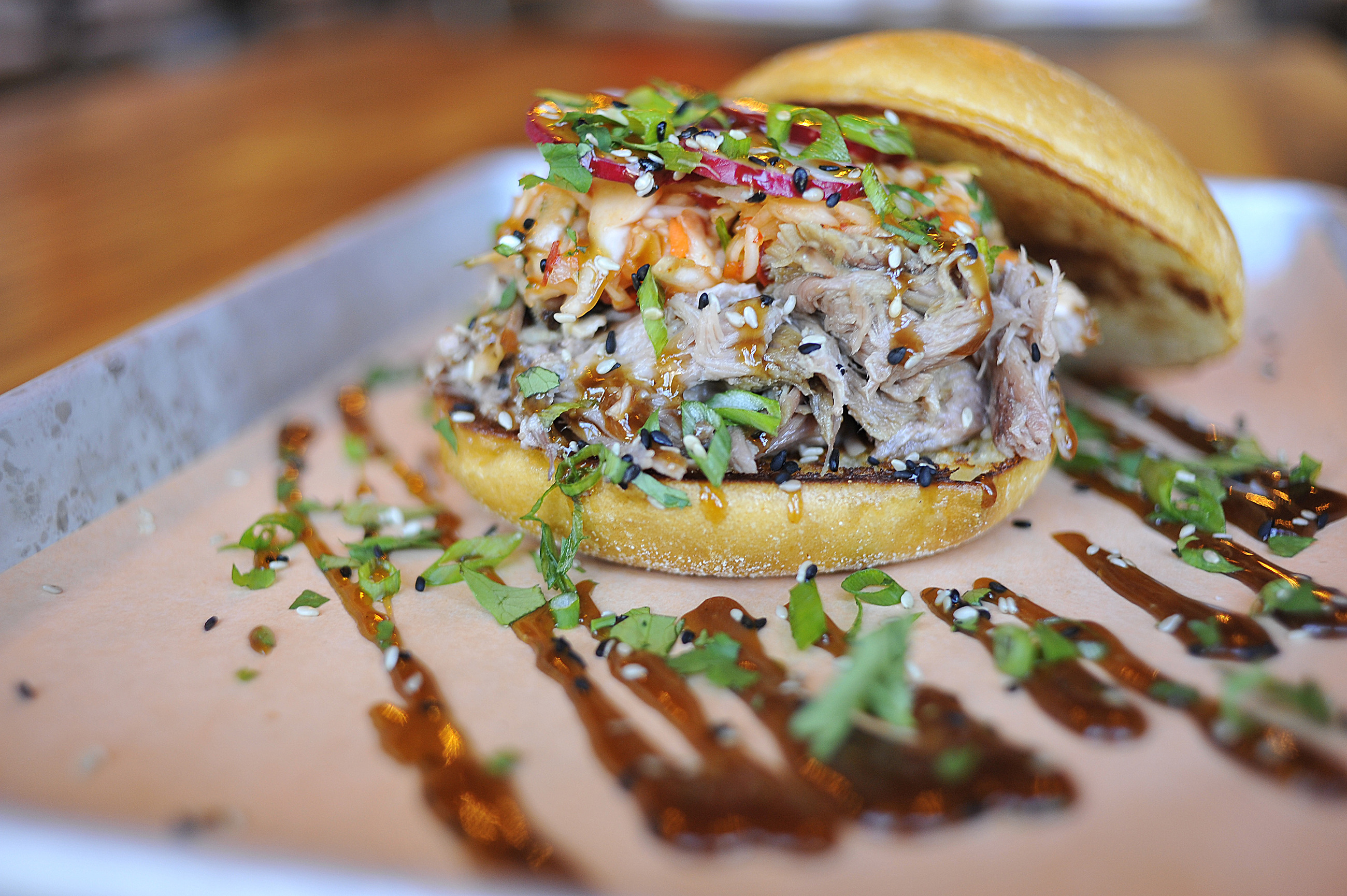 韓食接受度漸增，佛州一家餐廳提供泡菜口味的烤肉漢堡。