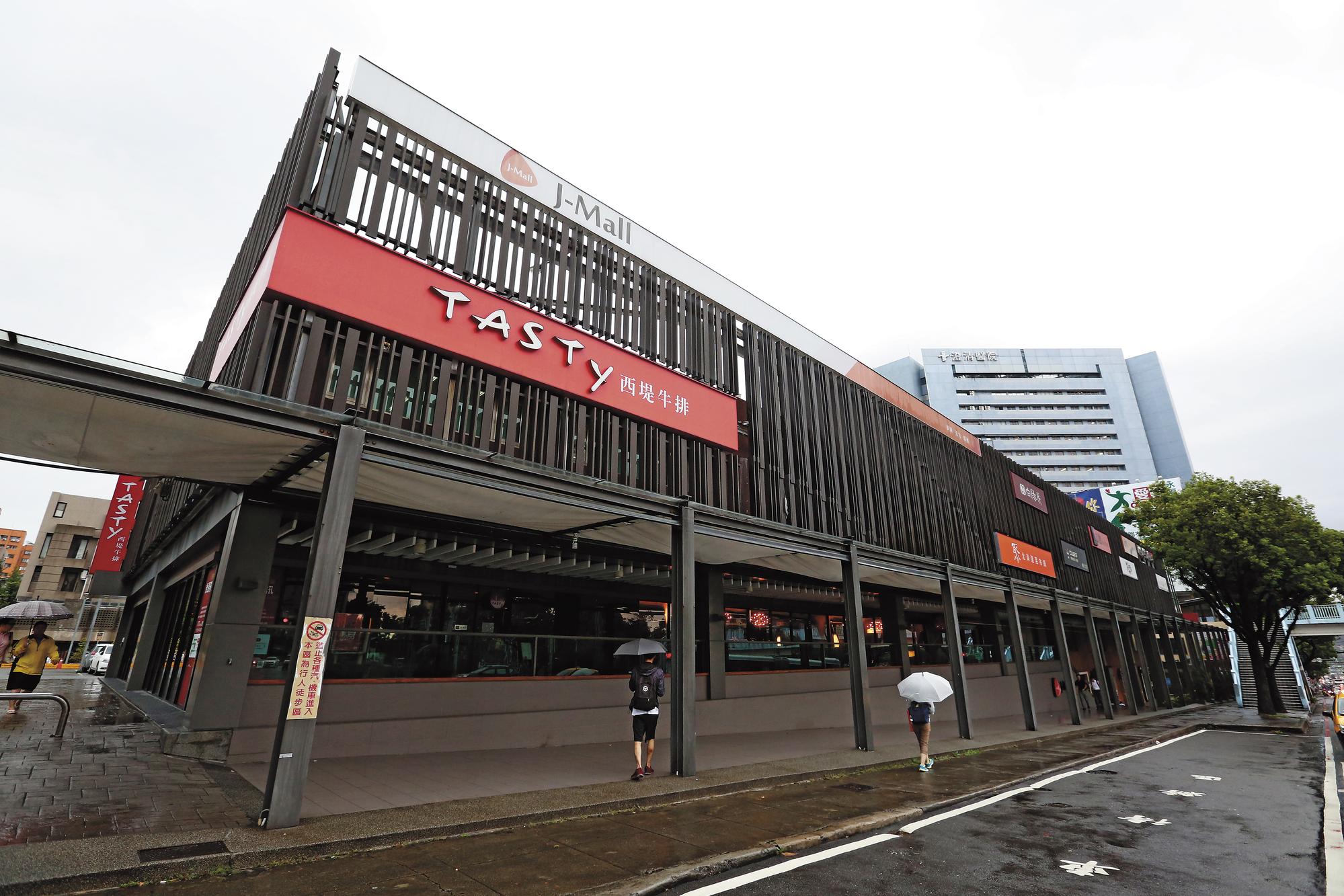 「J-Mall」是林晉頡第一個打造的商場,如今每日來客數近千人,成了台中西屯區地標。(董孟航攝)