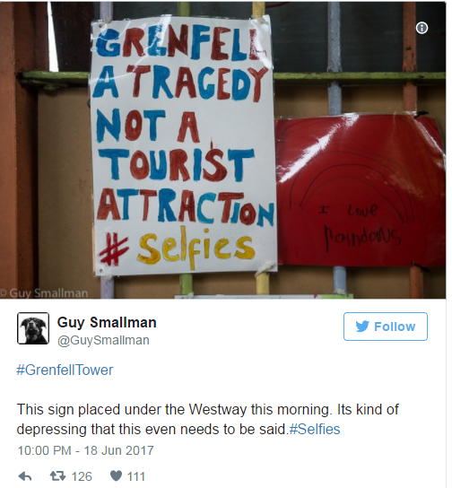 這張大字報寫著：格蘭菲大火是悲劇現場，不是觀光點。（截自推特）