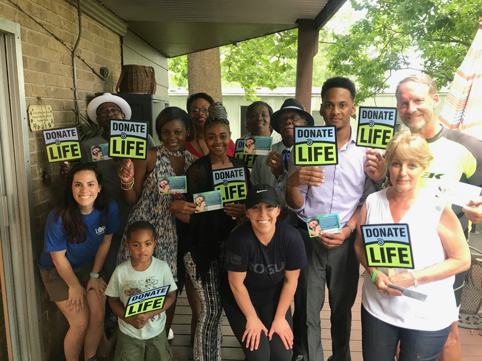 騎單車宣揚器官捐贈理念的比爾康納（圖右一）與接受女兒心臟捐贈的盧曼瑟傑克（圖右三）在美國的父親節會面。（Bill Conner臉書）
