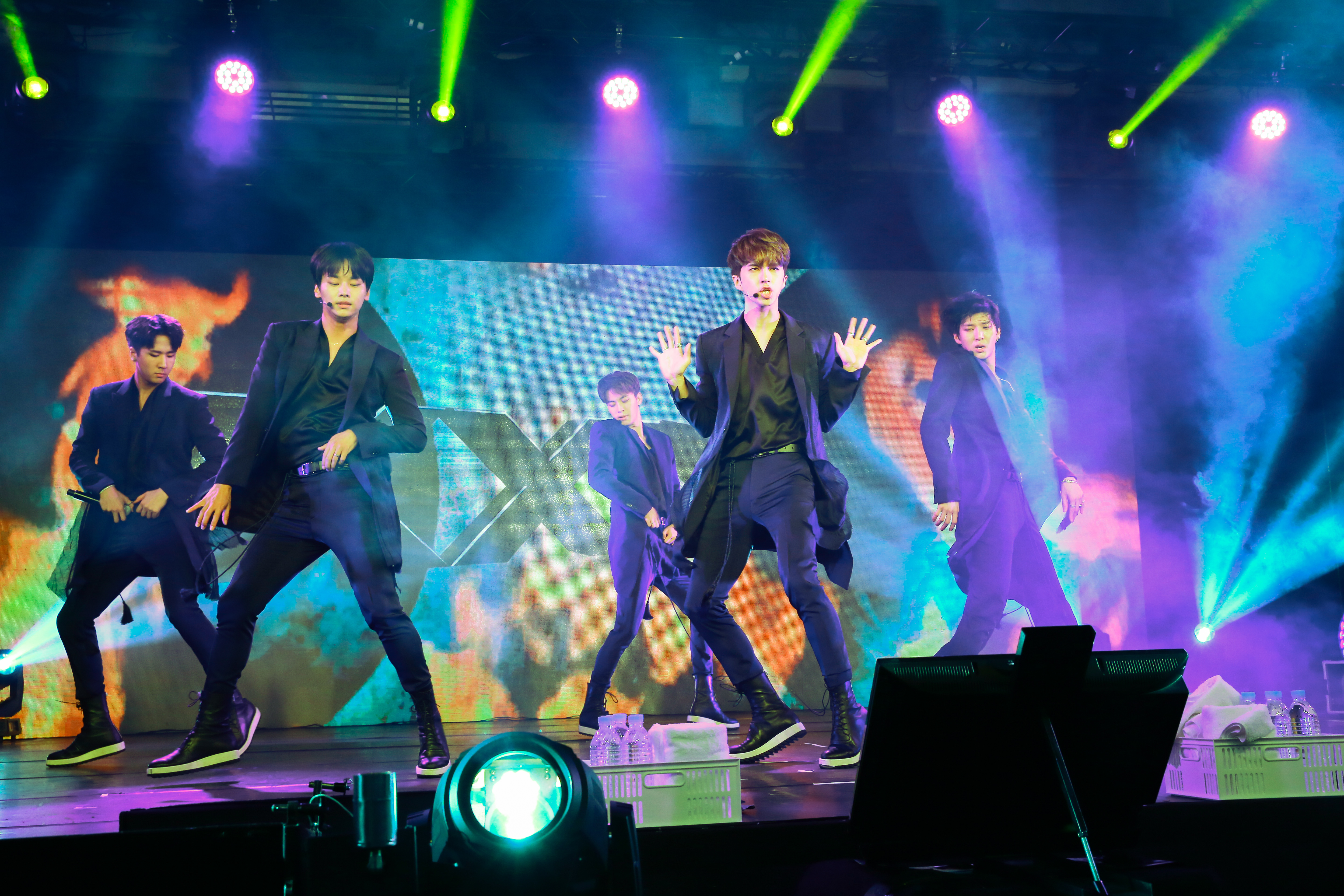韓國長腿男團VIXX帶來多首熱歌勁舞，粉絲瘋狂尖叫。