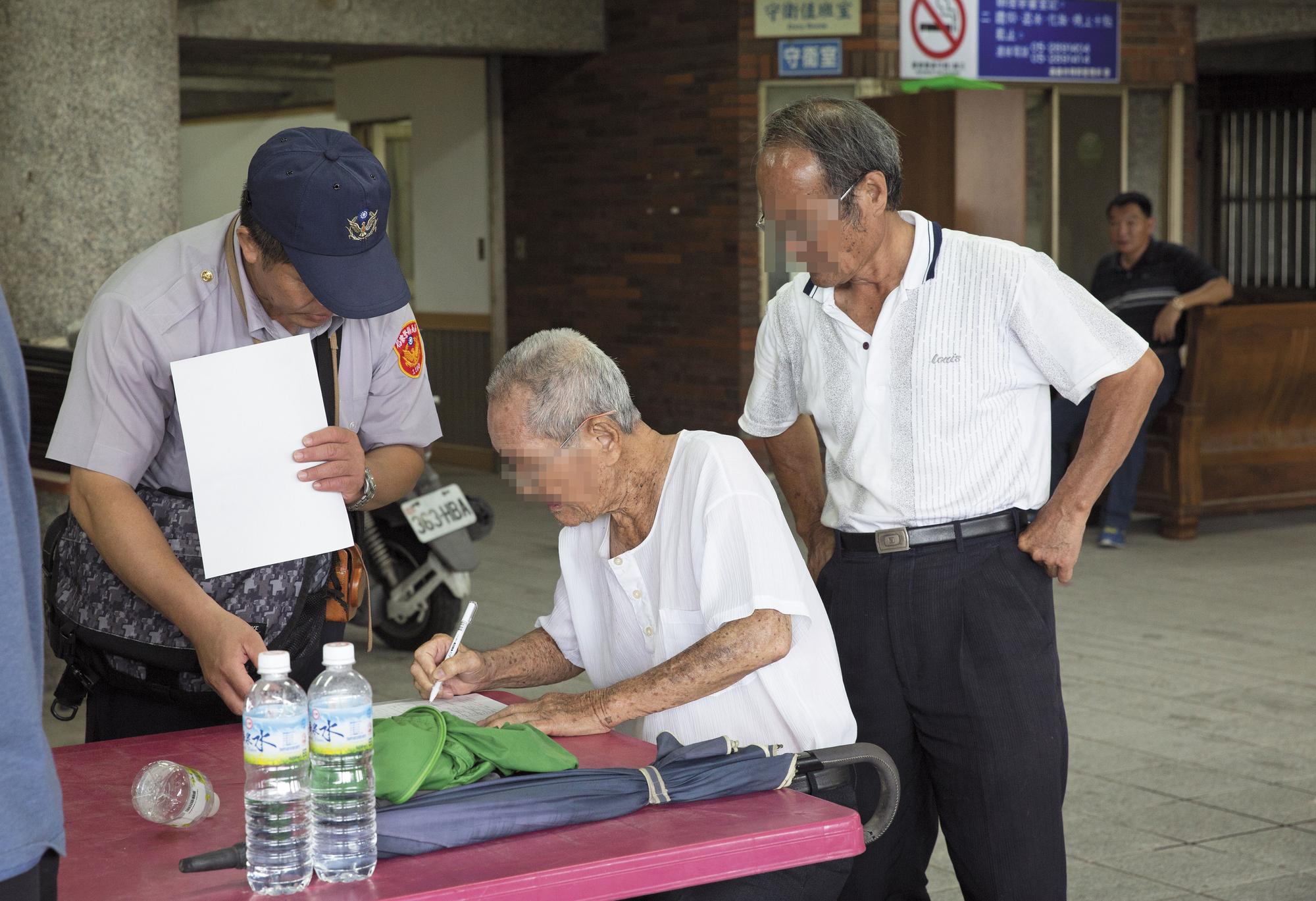 檢警找來侯榮宏的88歲老父(中)和二哥(右),採集檢體驗DNA,釐清白骨身分。