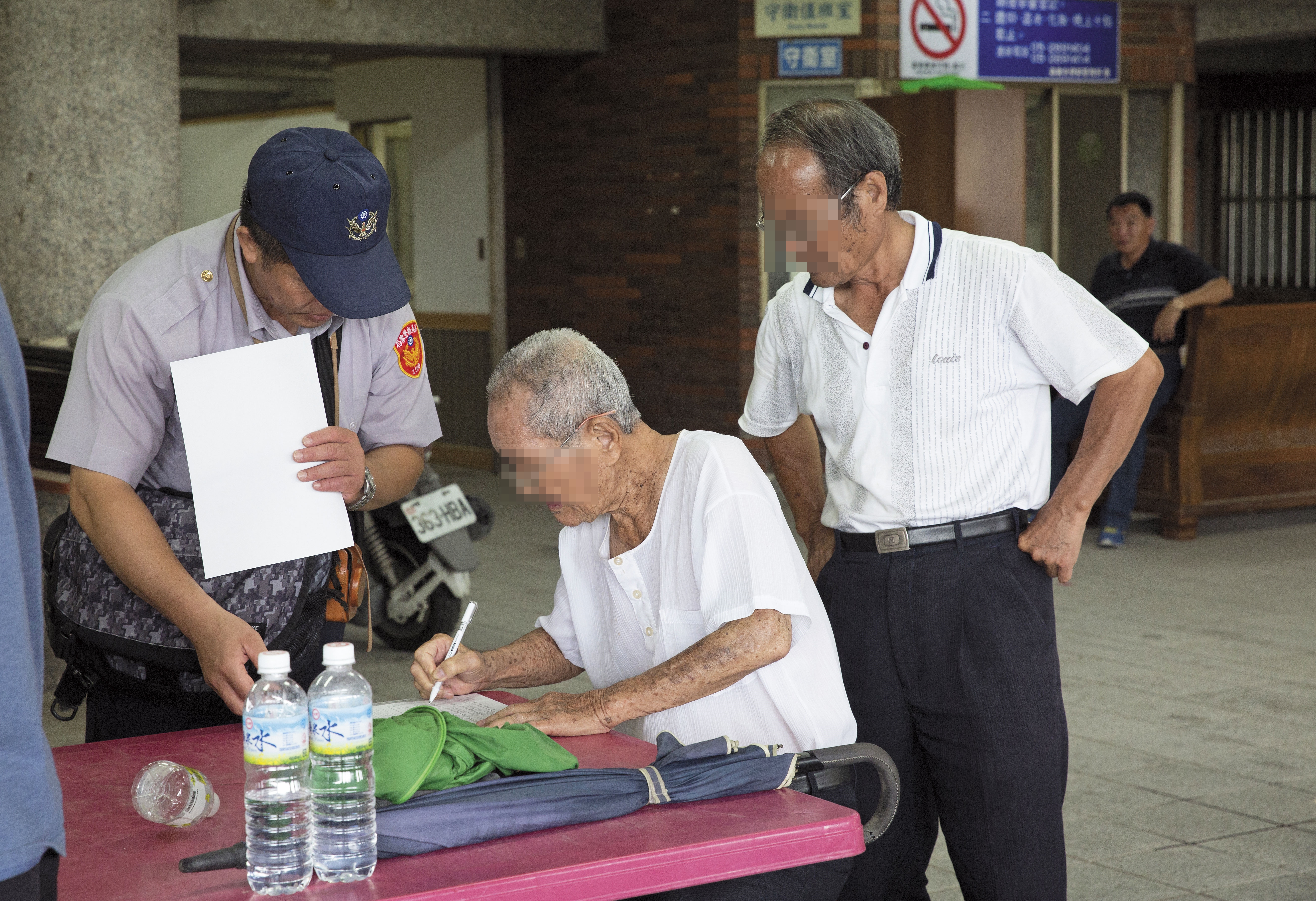檢警找來侯榮宏的88歲老父(中)和二哥(右),採集檢體驗DNA,釐清白骨身分。