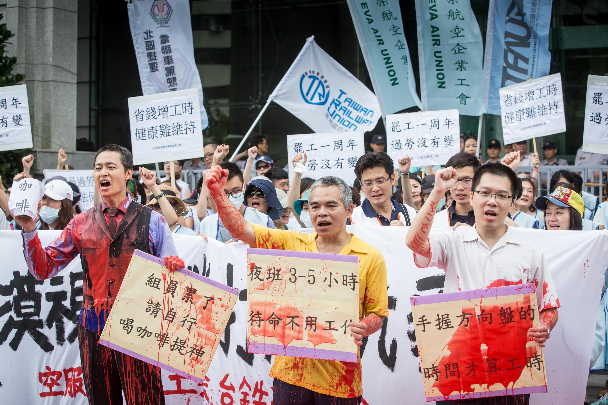 陸空運輸業工會集結在交通部門口，抗議交通部對於過勞問題置之不理。